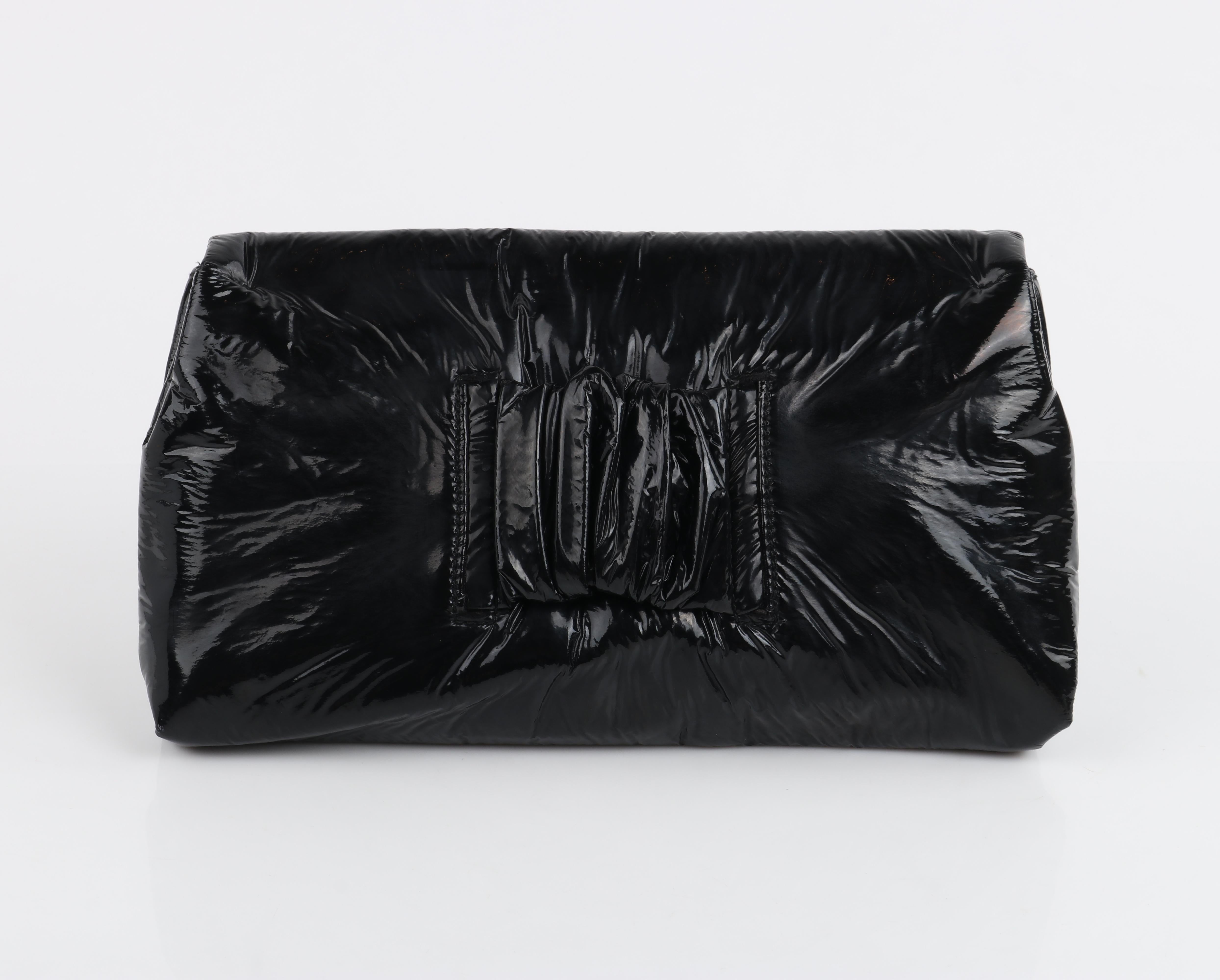 Alexander McQueen A/I 2009 - Pochette grande in vernice nera stropicciata in vendita 1