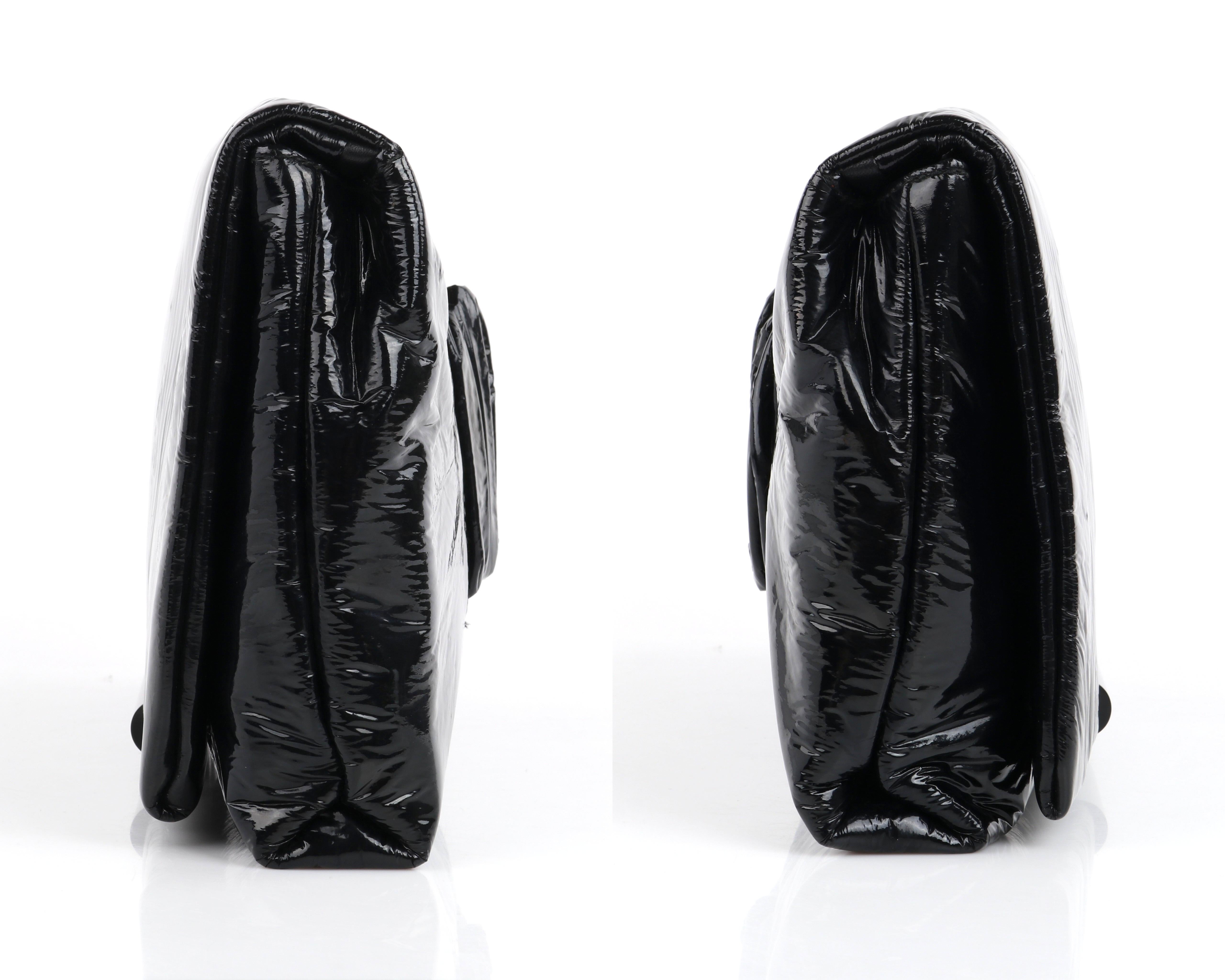 Alexander McQueen A/I 2009 - Pochette grande in vernice nera stropicciata in vendita 2