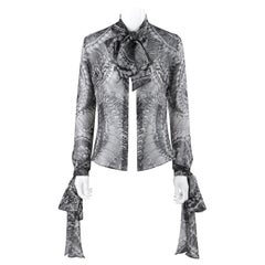 Alexander McQueen A/I 2010: camicetta con colletto a fiocco in chiffon e teschio in seta nera e bianca
