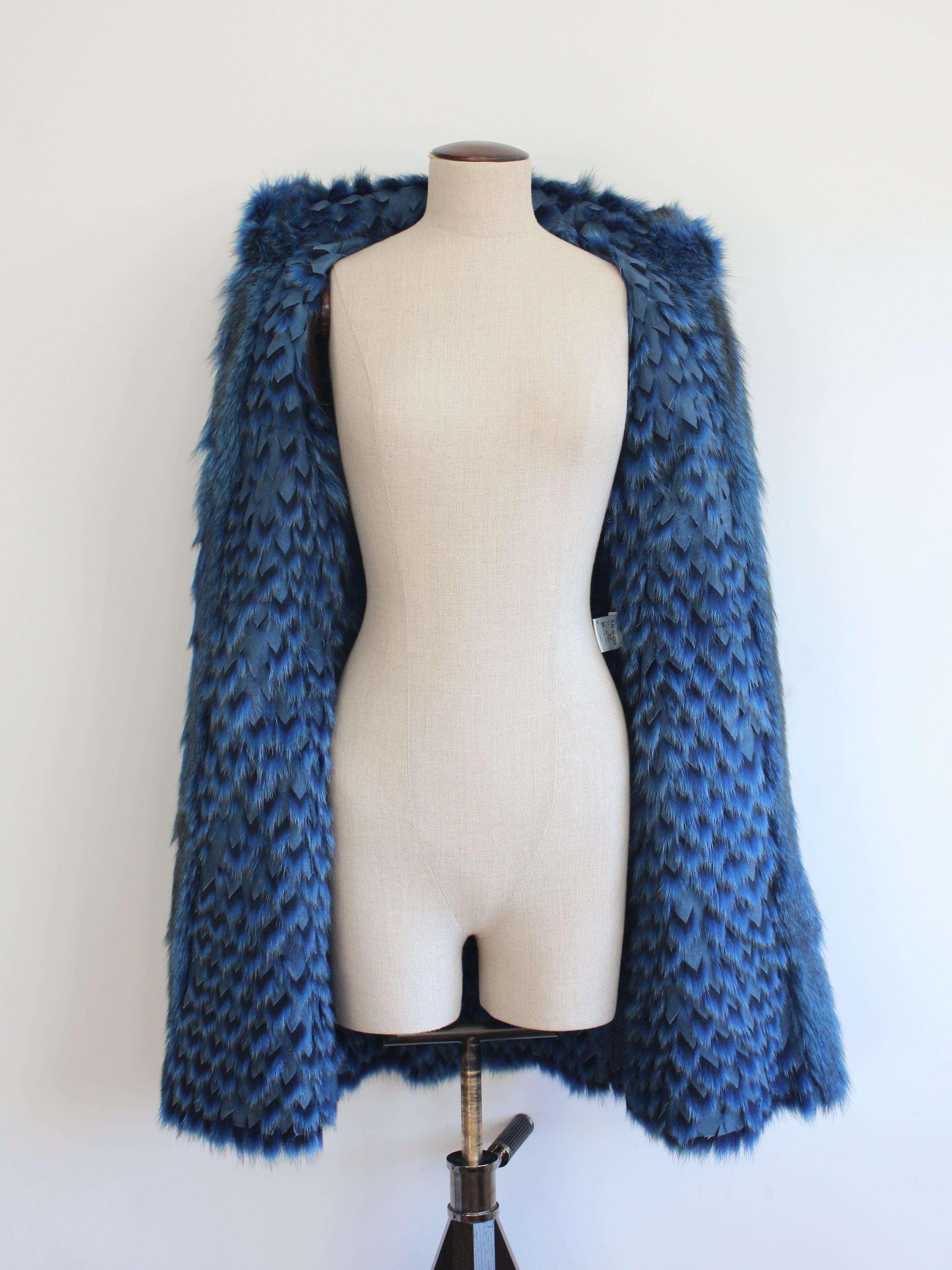 Alexander McQueen A/I07 'In memoria di Elizabeth Howe' Cappotto di pelliccia di marmotta blu in vendita 5