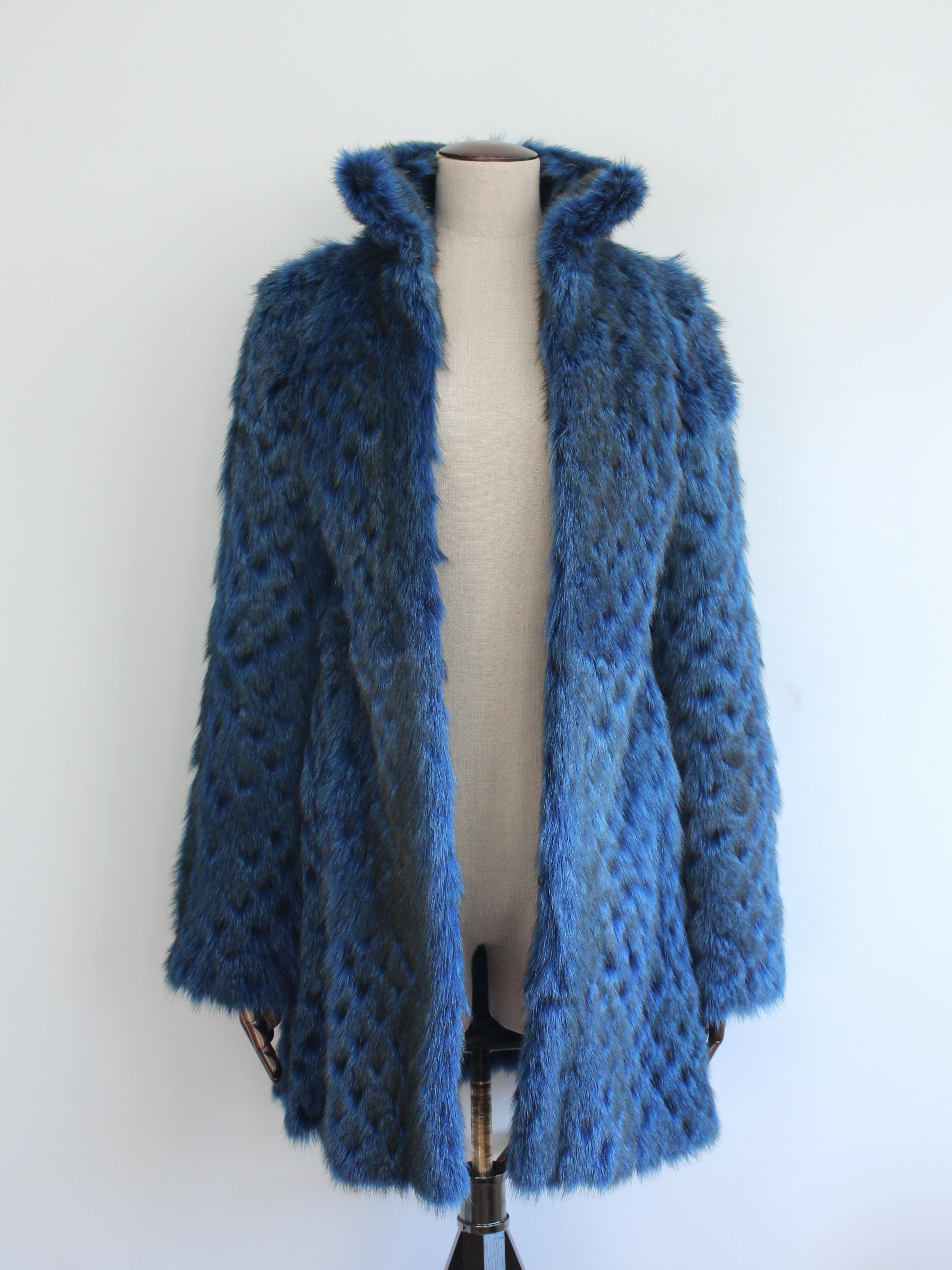 Alexander McQueen A/I07 'In memoria di Elizabeth Howe' Cappotto di pelliccia di marmotta blu in vendita 6