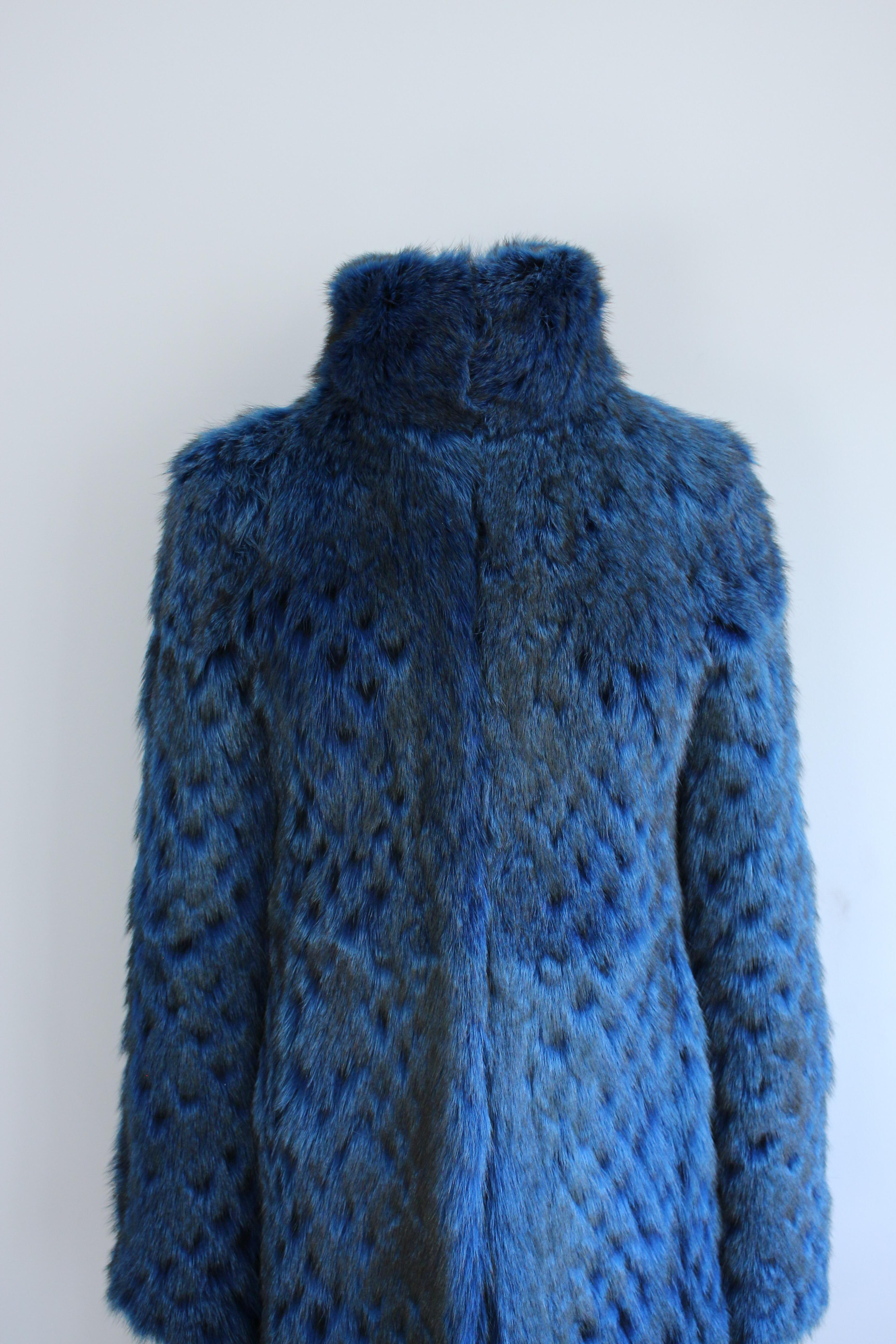 Alexander McQueen A/I07 'In memoria di Elizabeth Howe' Cappotto di pelliccia di marmotta blu in vendita 7