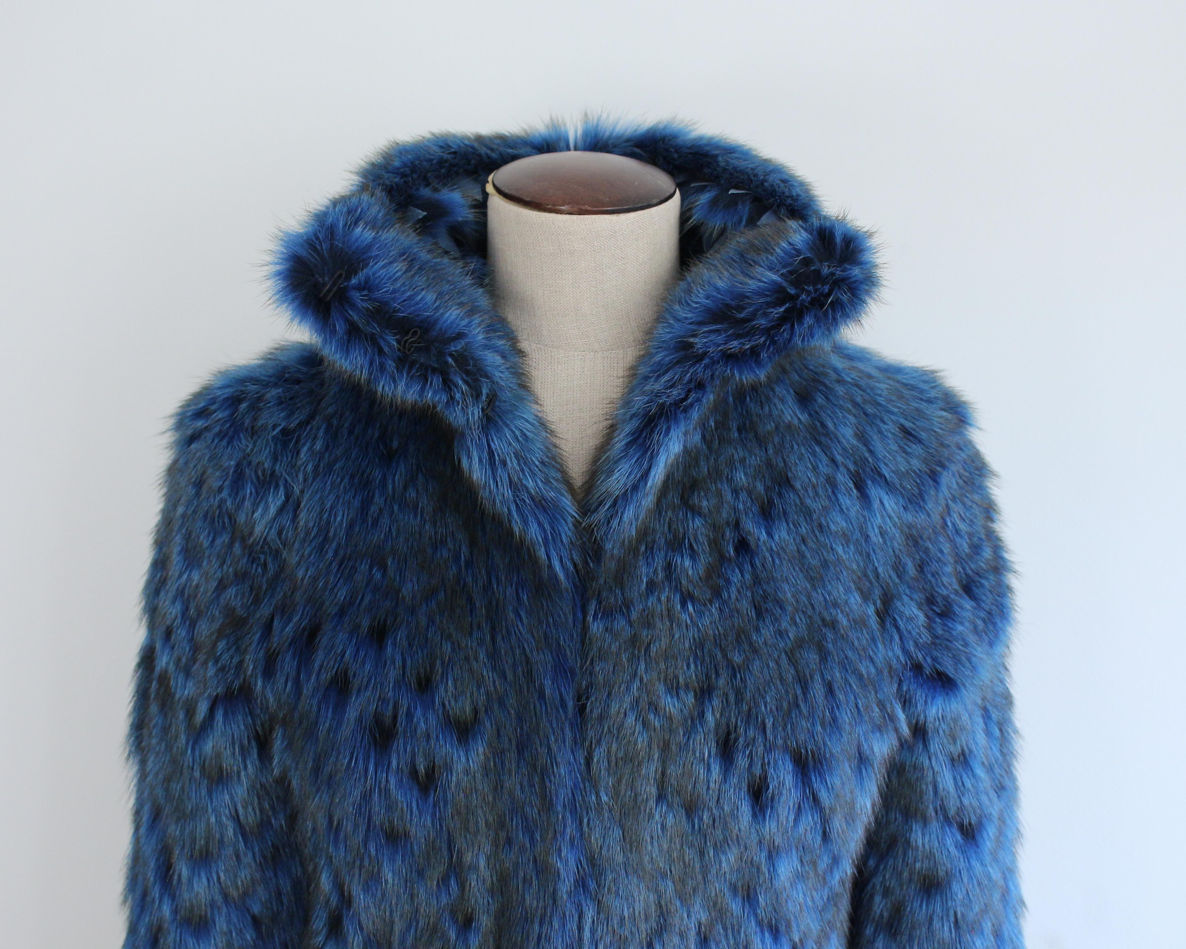 Alexander McQueen A/I07 'In memoria di Elizabeth Howe' Cappotto di pelliccia di marmotta blu in vendita 8