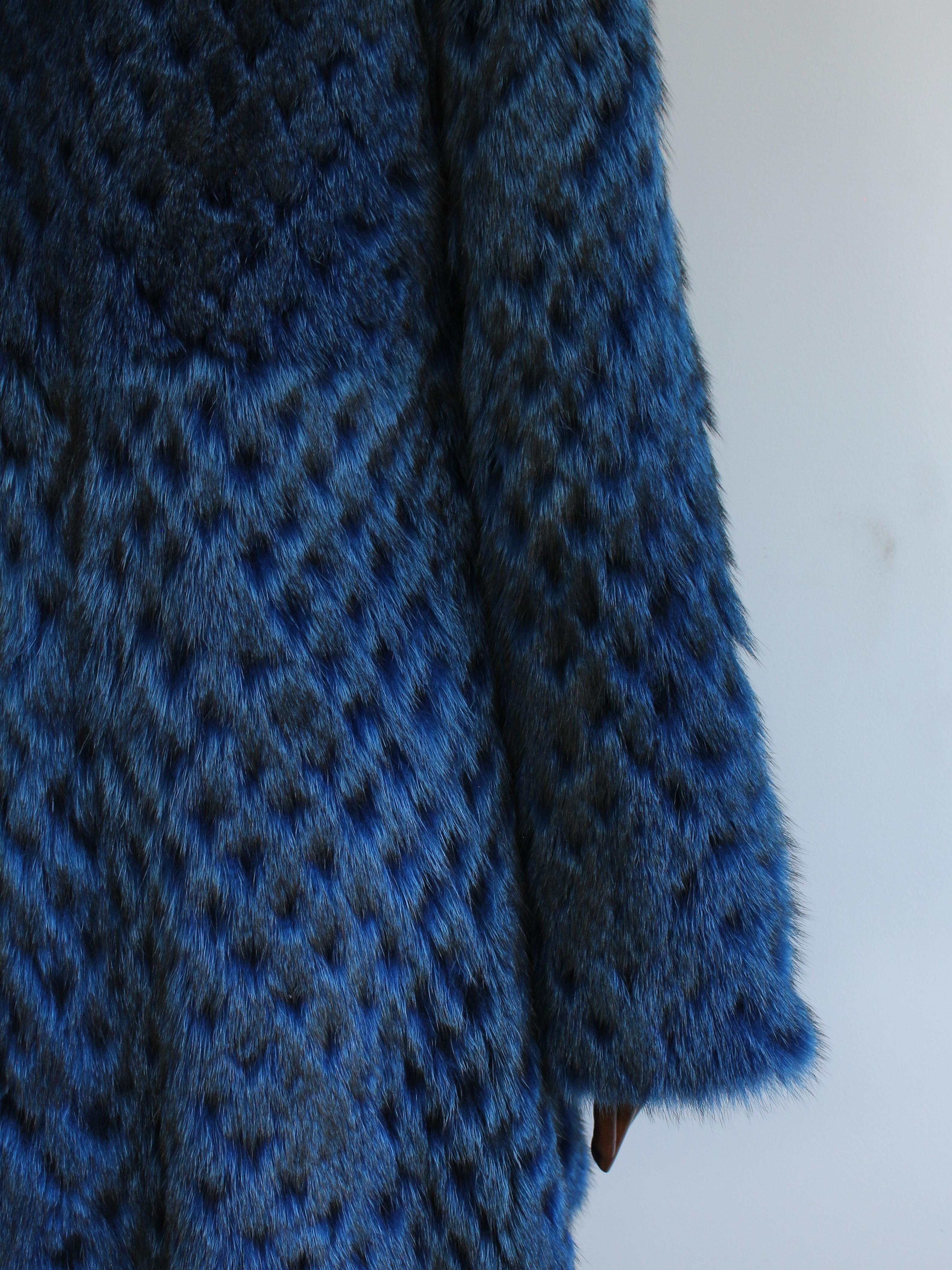 Alexander McQueen A/I07 'In memoria di Elizabeth Howe' Cappotto di pelliccia di marmotta blu in vendita 10