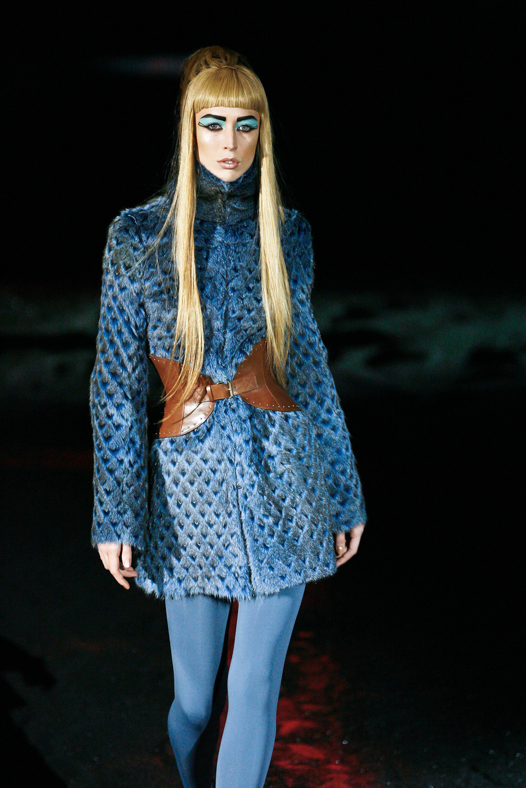 Splendido cappotto di pelliccia blu di Alexander McQueen per l'Autunno/Inverno 2007 