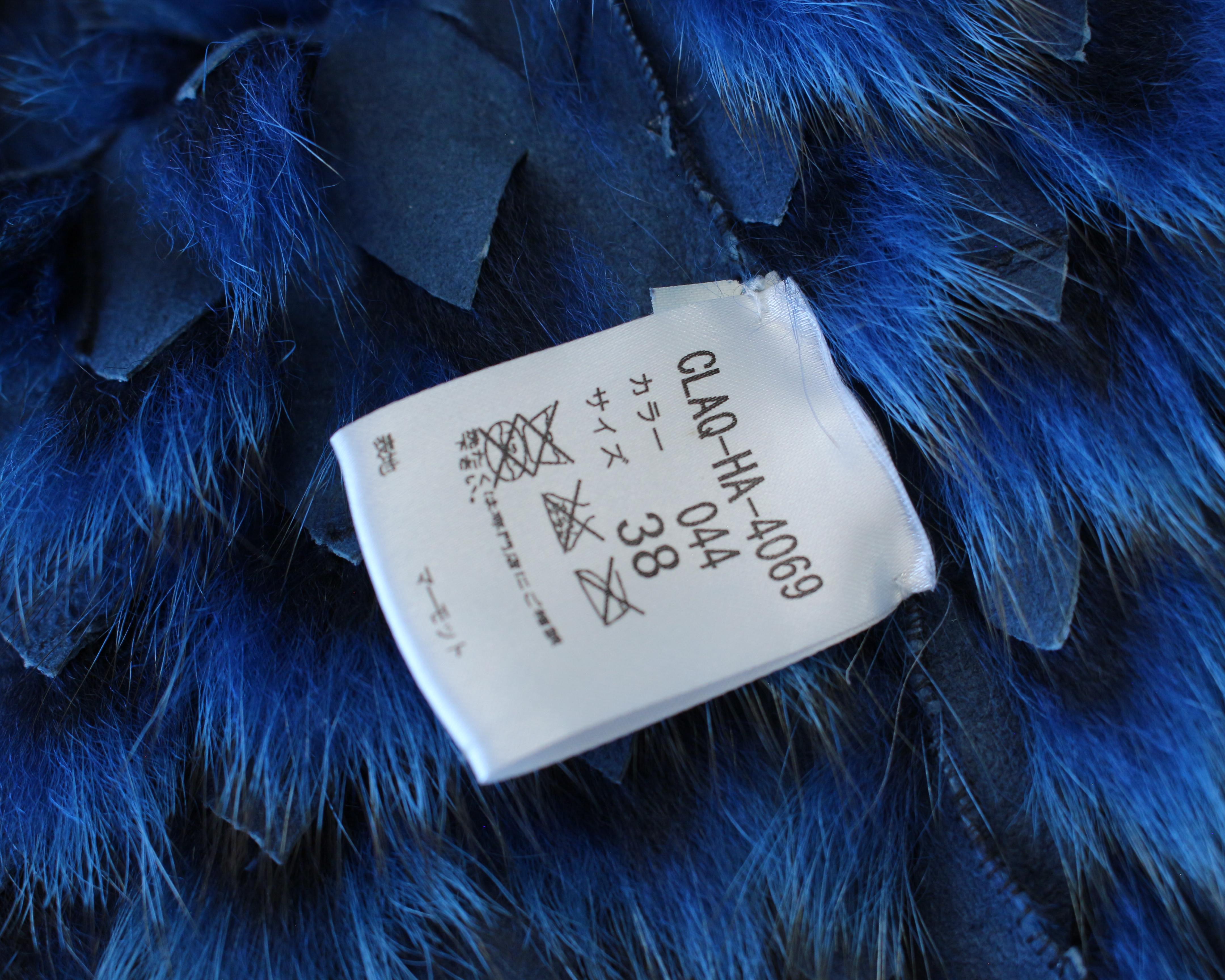 Alexander McQueen A/I07 'In memoria di Elizabeth Howe' Cappotto di pelliccia di marmotta blu in vendita 15