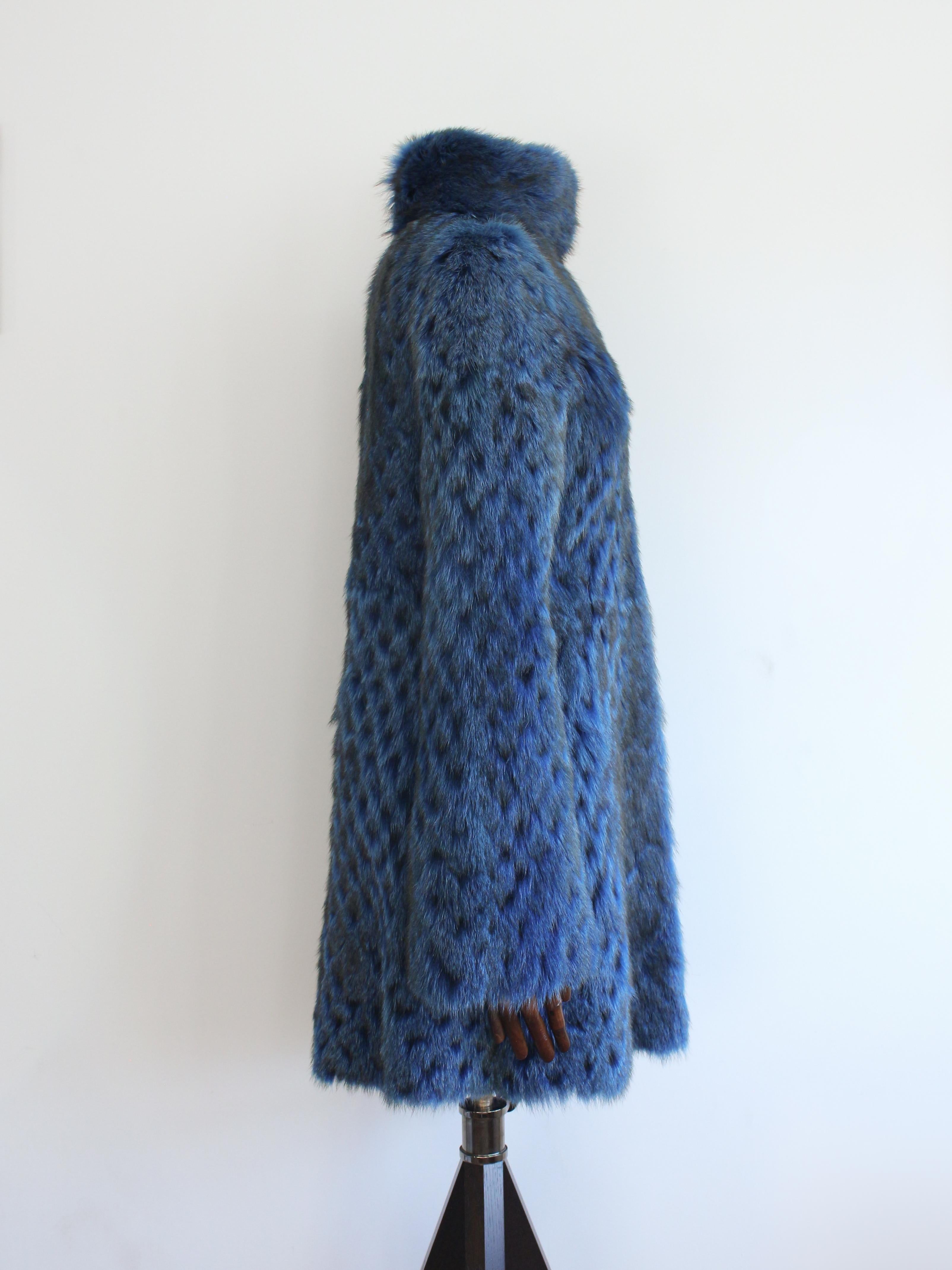 Alexander McQueen A/I07 'In memoria di Elizabeth Howe' Cappotto di pelliccia di marmotta blu in vendita 1