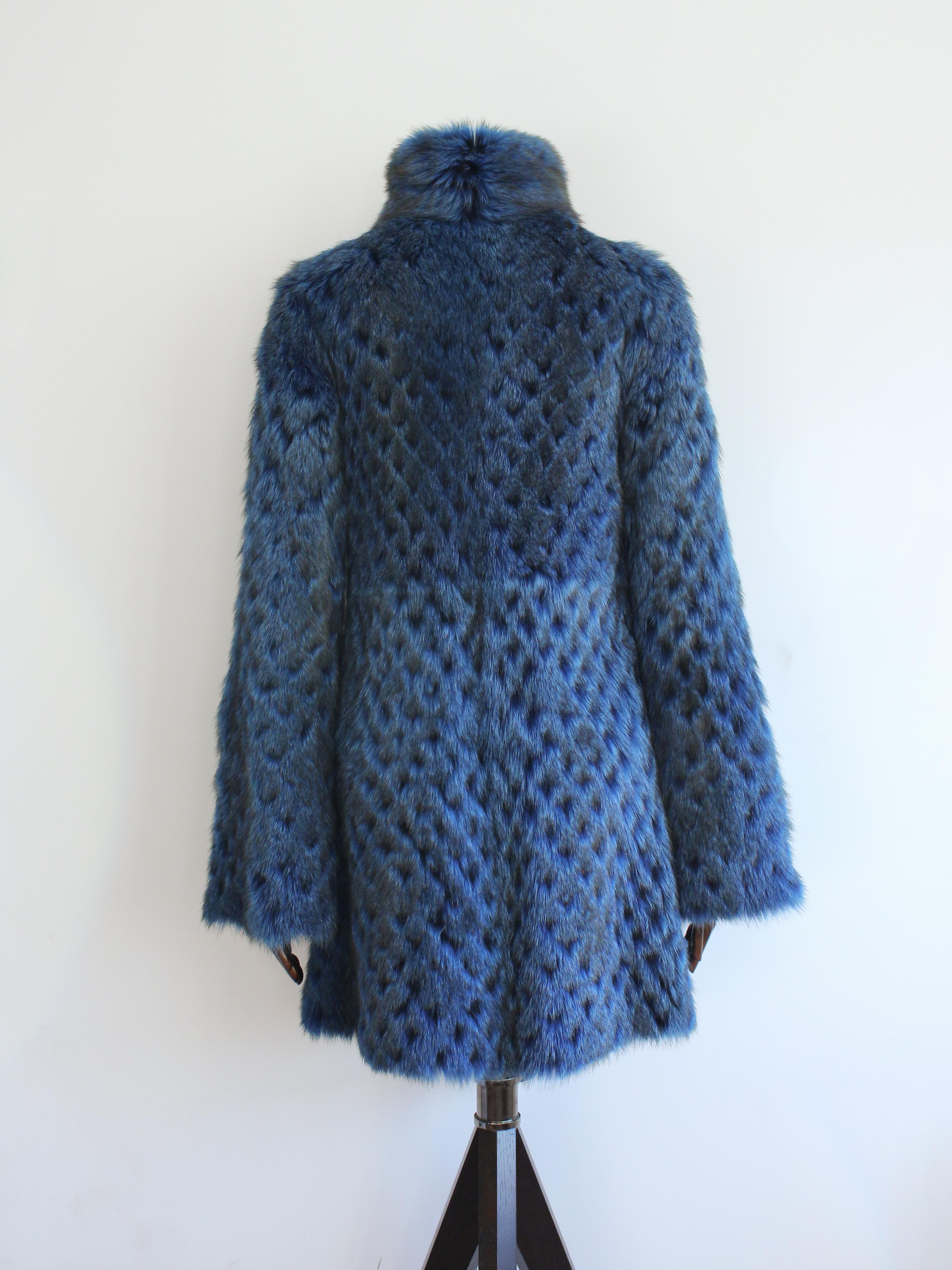 Alexander McQueen A/I07 'In memoria di Elizabeth Howe' Cappotto di pelliccia di marmotta blu in vendita 2