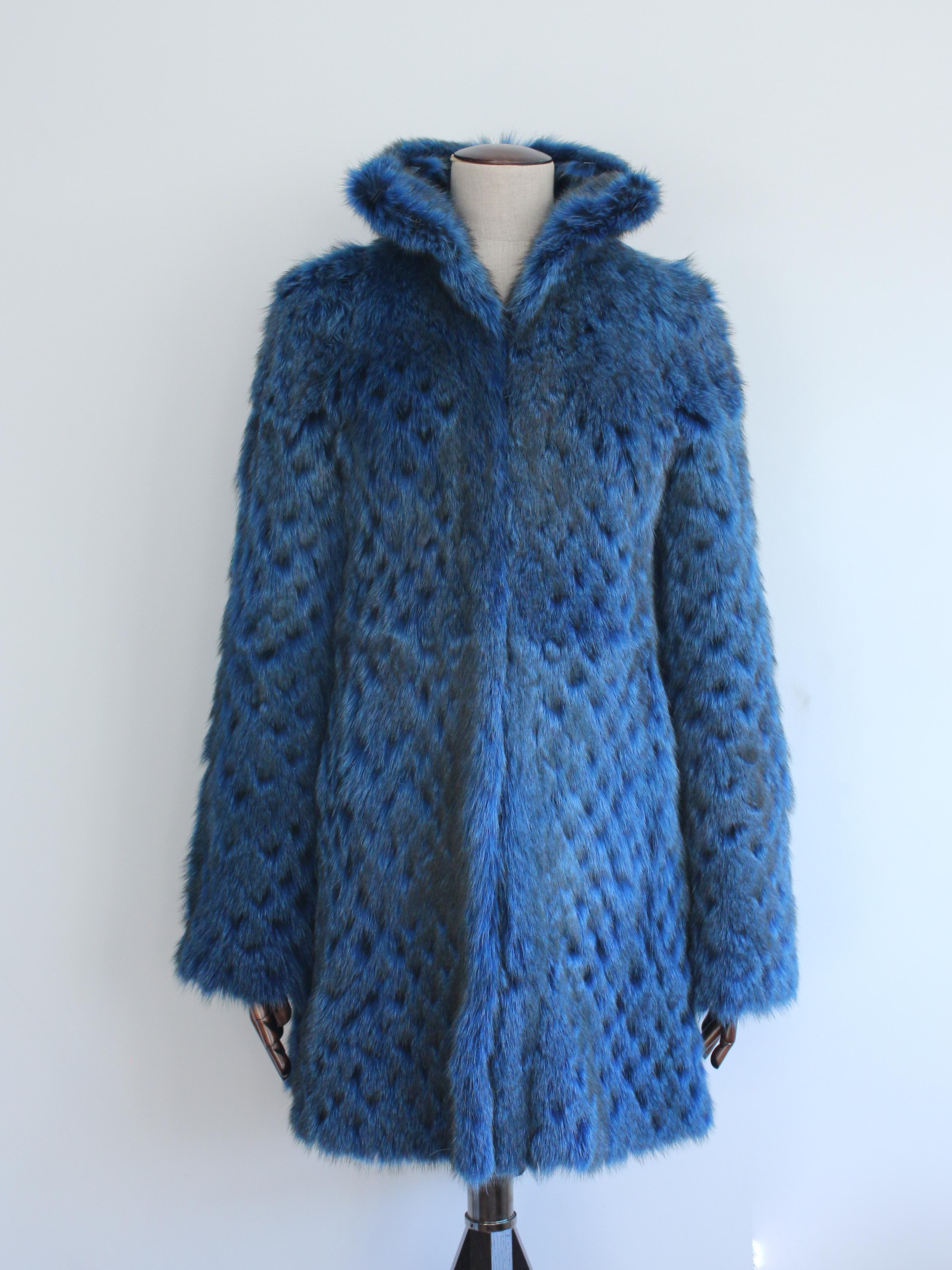 Alexander McQueen A/I07 'In memoria di Elizabeth Howe' Cappotto di pelliccia di marmotta blu in vendita 3