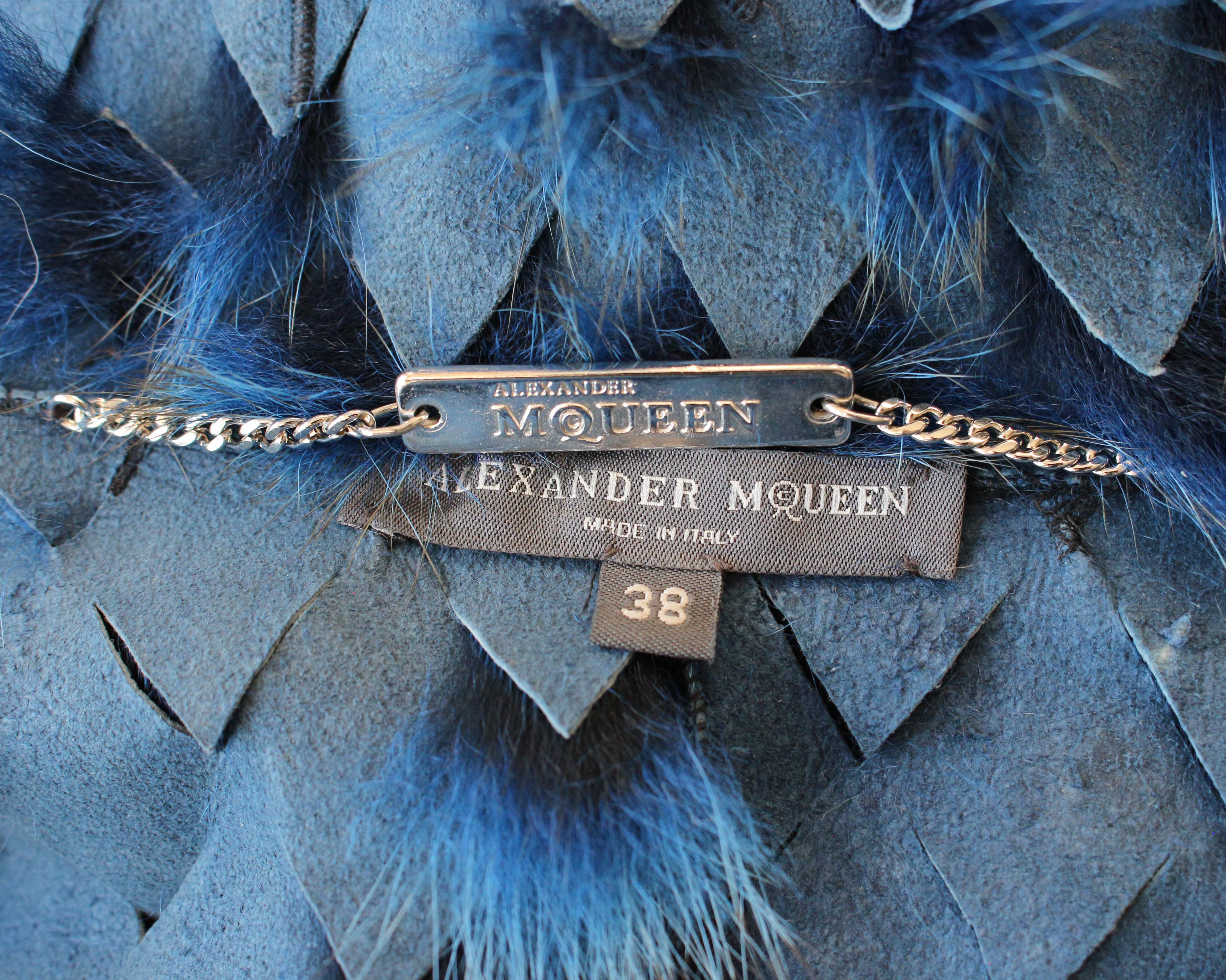 Alexander McQueen A/I07 'In memoria di Elizabeth Howe' Cappotto di pelliccia di marmotta blu in vendita 4