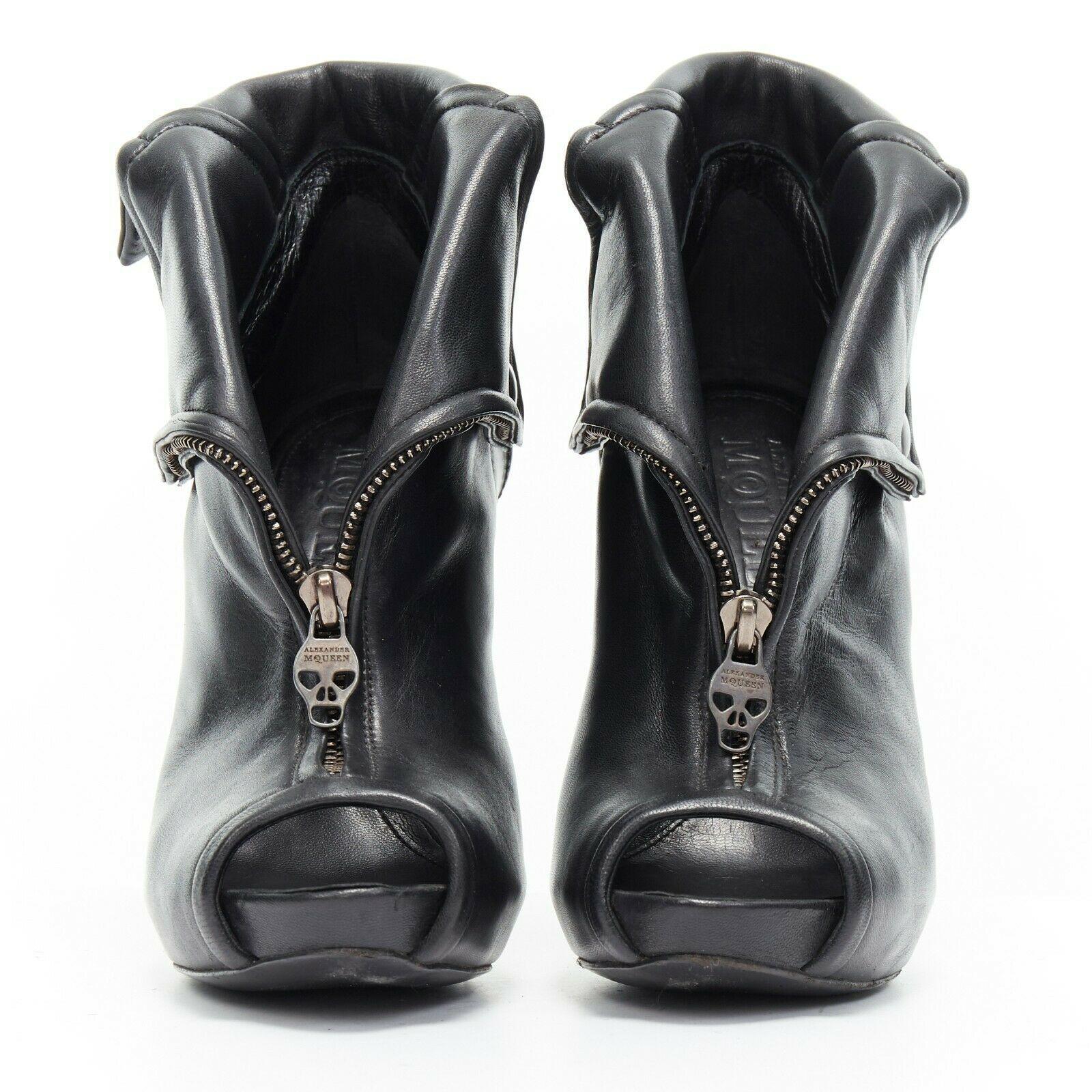 ALEXANDER MCQUEEN Faithful black leather skull zip biker peeptoe bootie EU38

ALEXANDER MCQUEEN
Faithful bootie. Black leather upper. Design inspired by a classic biker jacket. Peep toe. Skull zipper pull. Spread notched 'collar' with gunmetal