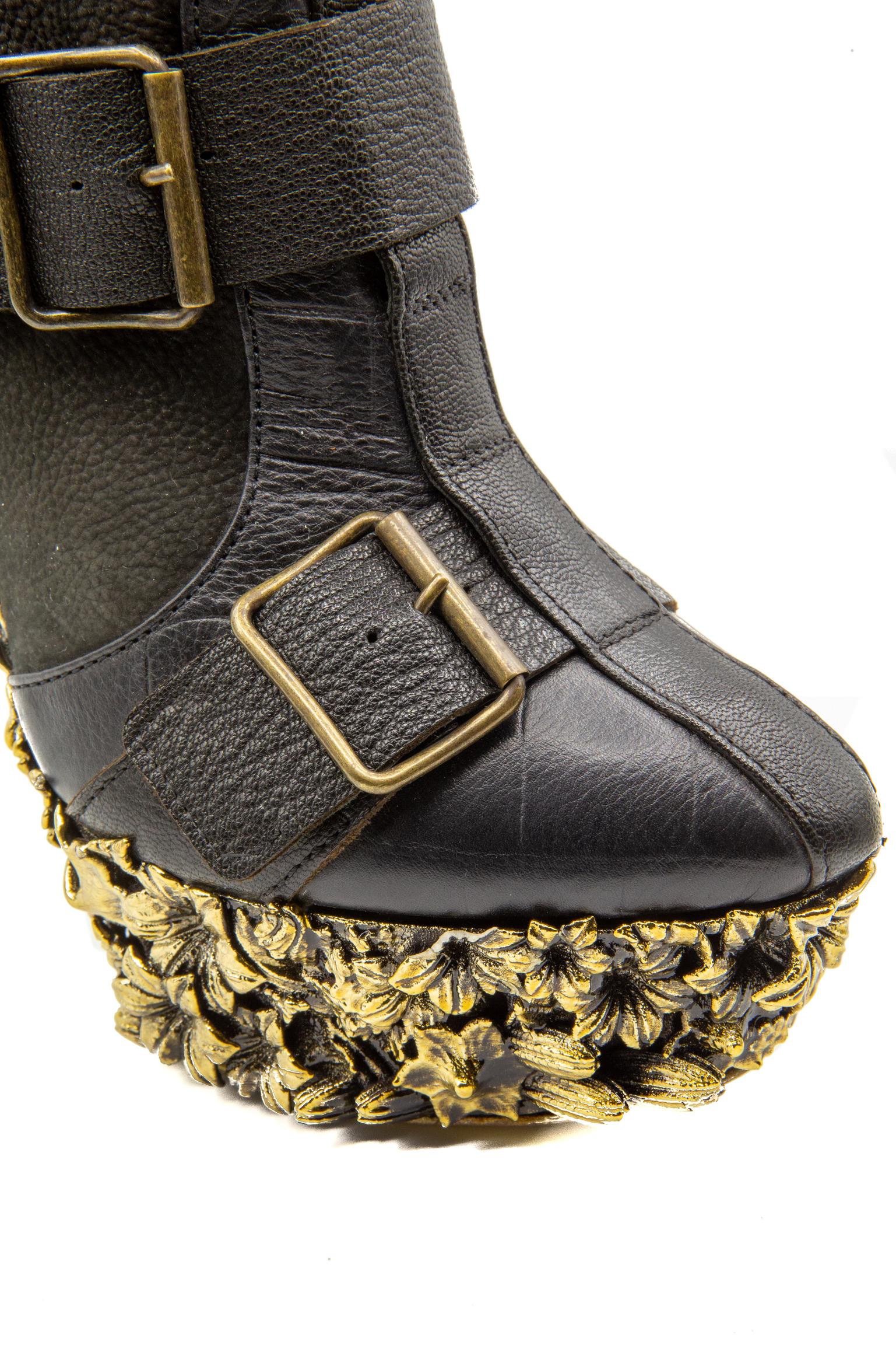 Alexander McQueen Fall 2010 Ready-To-Wear Black Leather Ankle Boots 1