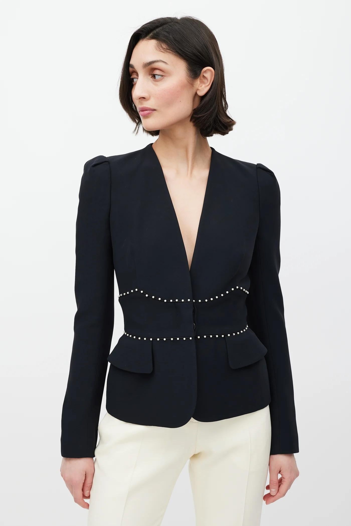 Chaqueta con ribete de perlas Alexander McQueen de la colección Otoño 2013. Comprado por 1750 £ y sin estrenar, con la etiqueta de devolución de Matches puesta. La falda a juego se vende por separado; esta oferta es sólo para la chaqueta. De crepé