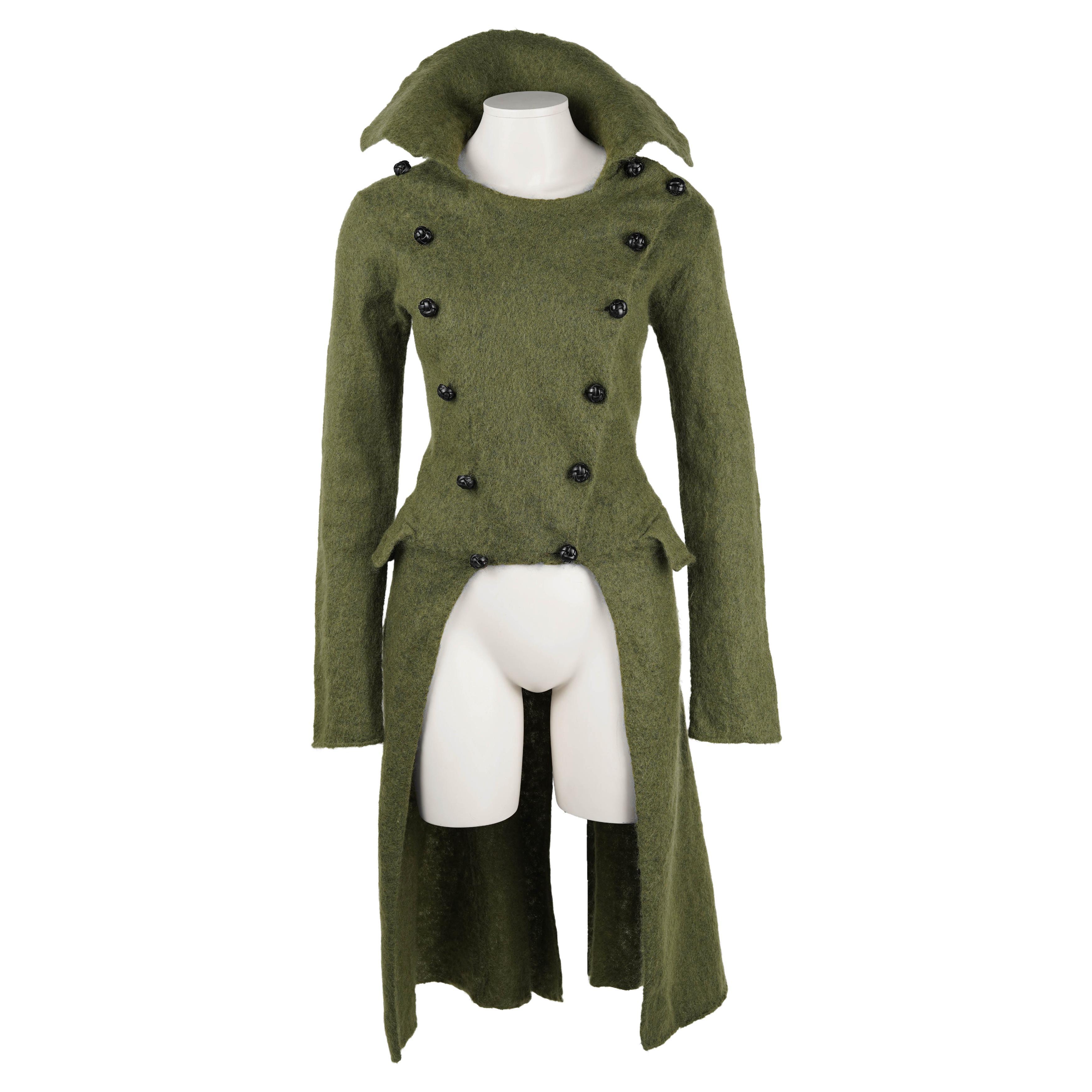 Este escultural abrigo de estilo militar, una pieza llamativa y muy coleccionable de la colección Otoño/Invierno 2006 de Alexander McQueen, ejemplifica la fascinación del diseñador por la sastrería histórica, el romanticismo gótico y la forma