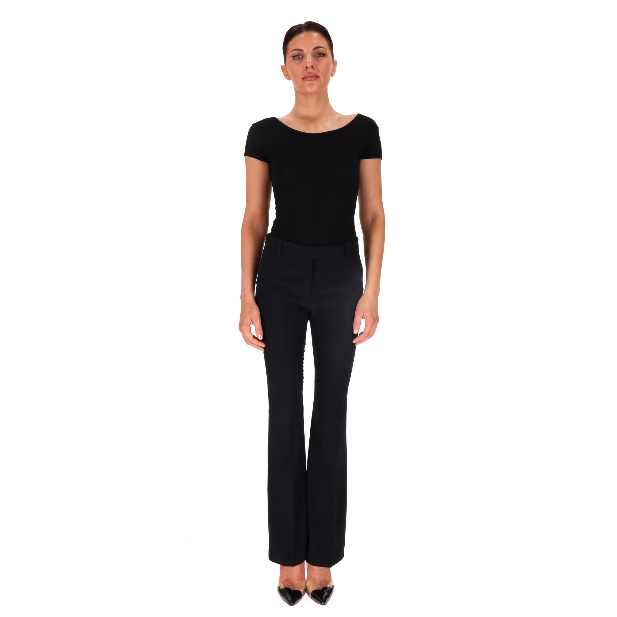 Alexander McQueen - Pantalon ajusté évasé

Pantalon de tailleur noir élégant, coupé avec une silhouette à jambe évasée.

Taille moyenne, passants de ceinture et fermeture à glissière cachée.

Rrp Approx. £790

Taille - 40IT

État - Très