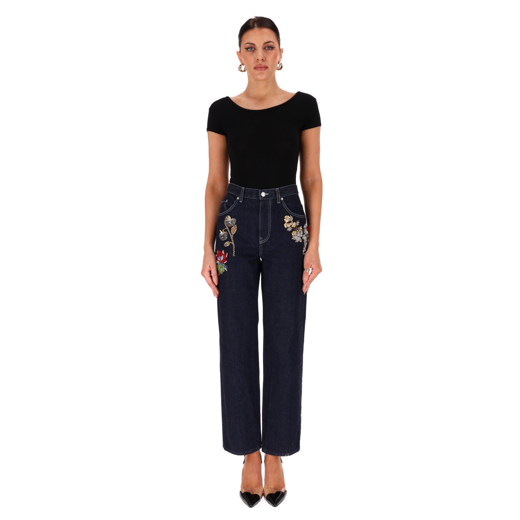 Alexander McQueen Floral Embroidered Boyfriend Jeans

Dark navy cotton jeans designed with floral embroidery embellished with glass beads.

Featuring mid-rise and boyfriend fit. 

Five-pocket style and button and zip fly closure.

Rrp Approx.