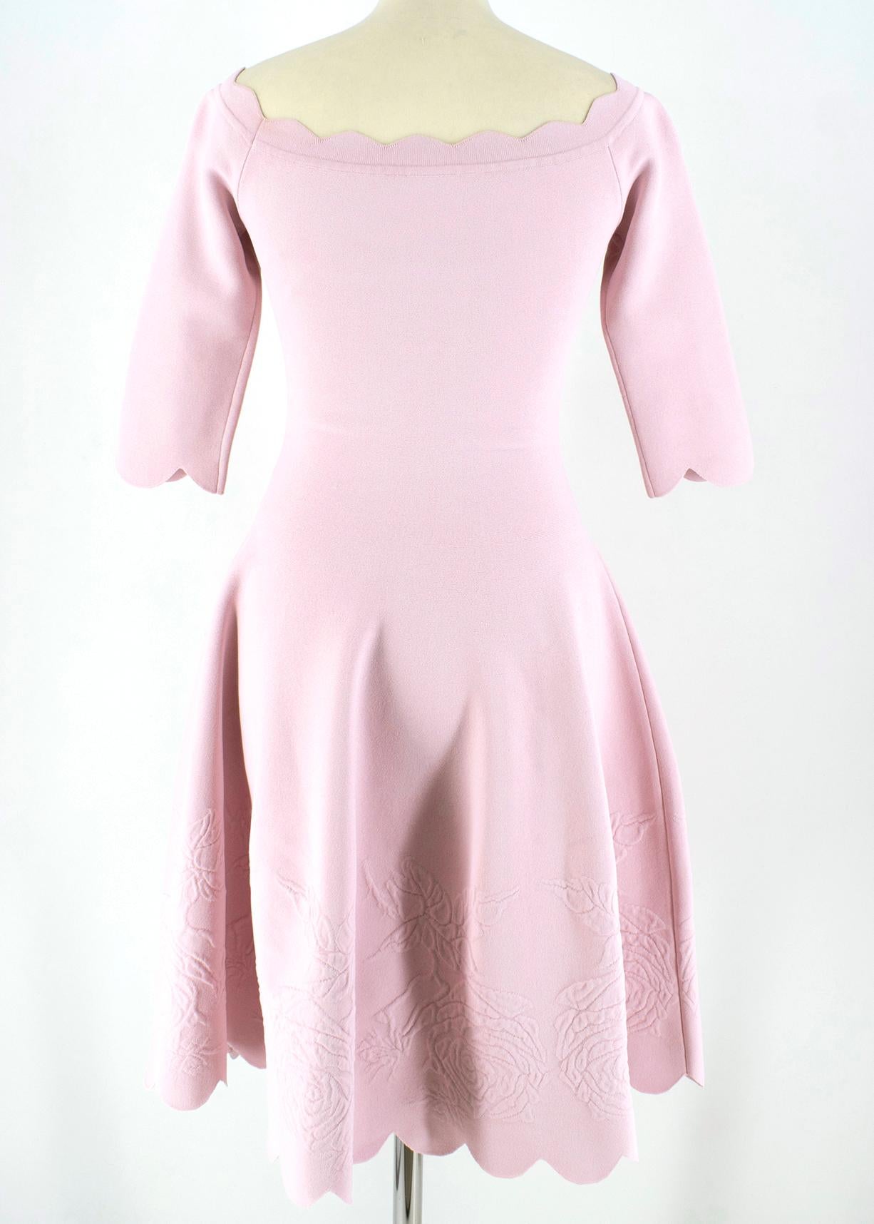 Alexander McQueen Floral Jacquard Knit Pink Scalloped Dress S In Excellent Condition For Sale In London, GB