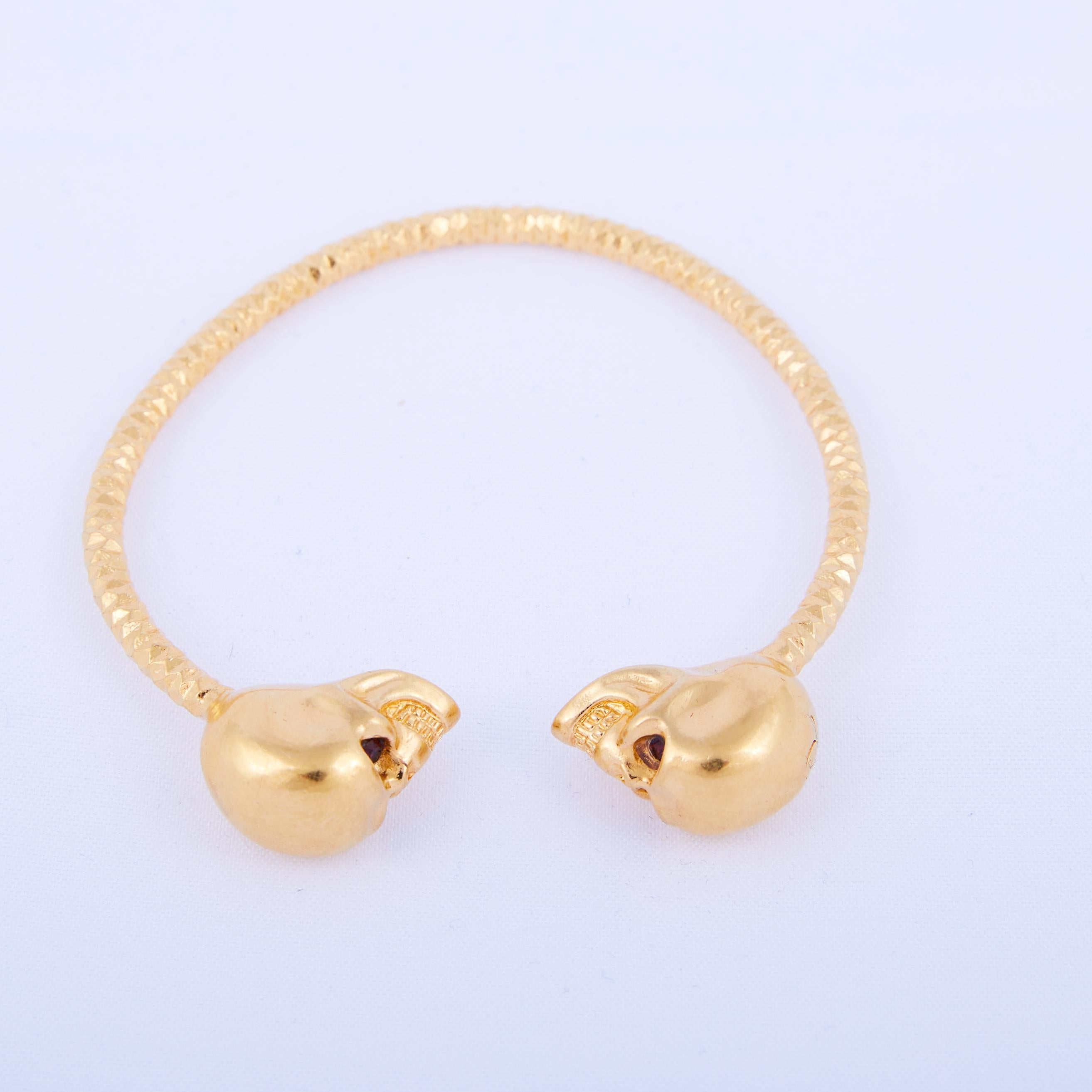 COLOR: Gold tone
MATERIAL: Foldable metal
CIRCUMFERENCE: 8.5