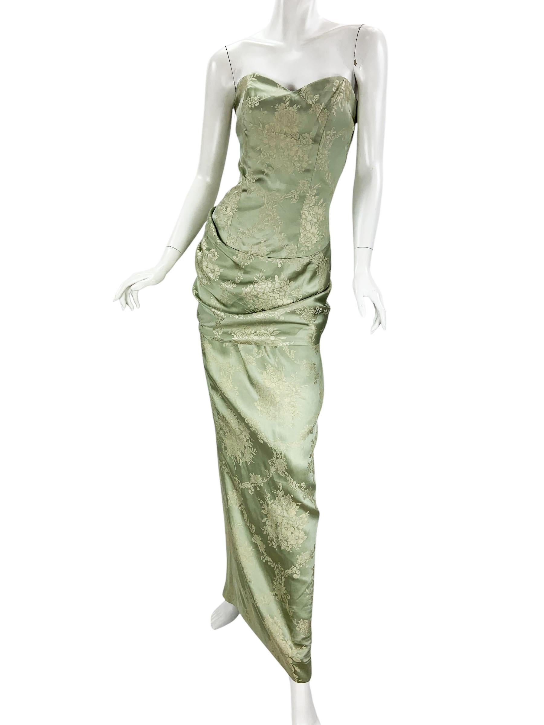 Alexander McQueen para Givenchy Couture Traje con falda de brocado de seda
Colección FW 1998
Talla 36 francesa - US 4
Traje de falda muy elegante realizado en brocado de seda floral verde salvia. 
Color verde salvia: un verde apagado, de tonos