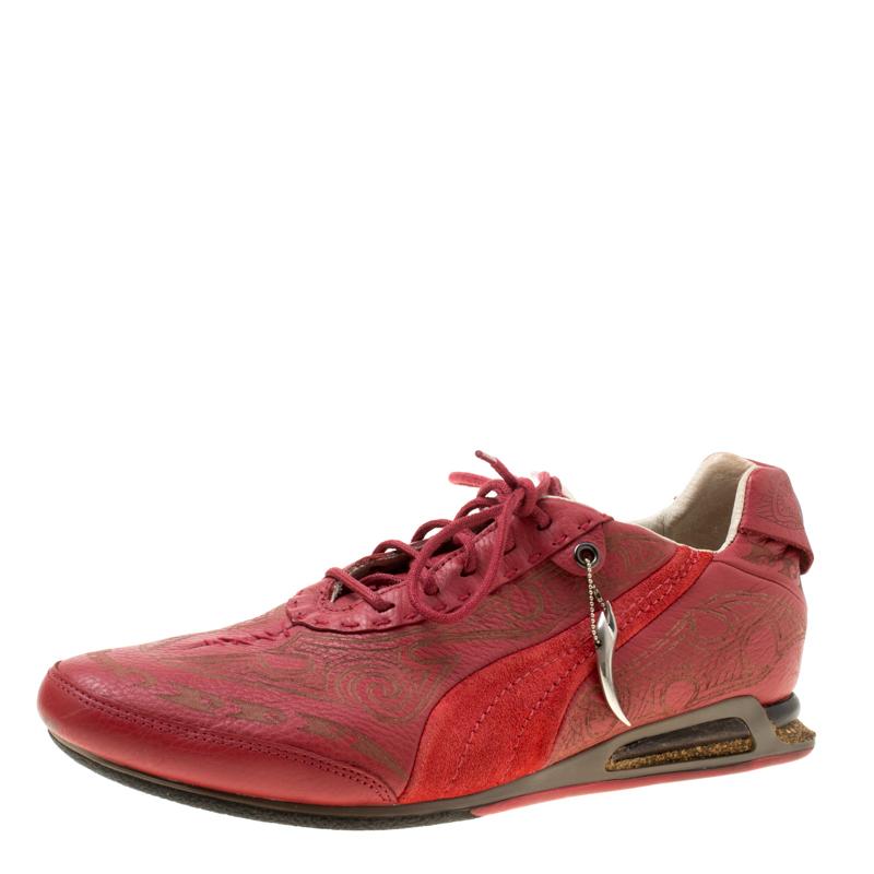 These Alexander McQueen for Puma sneakers are effortlessly stylish. Brimming with fabulous details, these red sneakers are crafted from leather and enhanced with suede. They feature a lovely pattern etched all over them and flaunt lace-ups on the