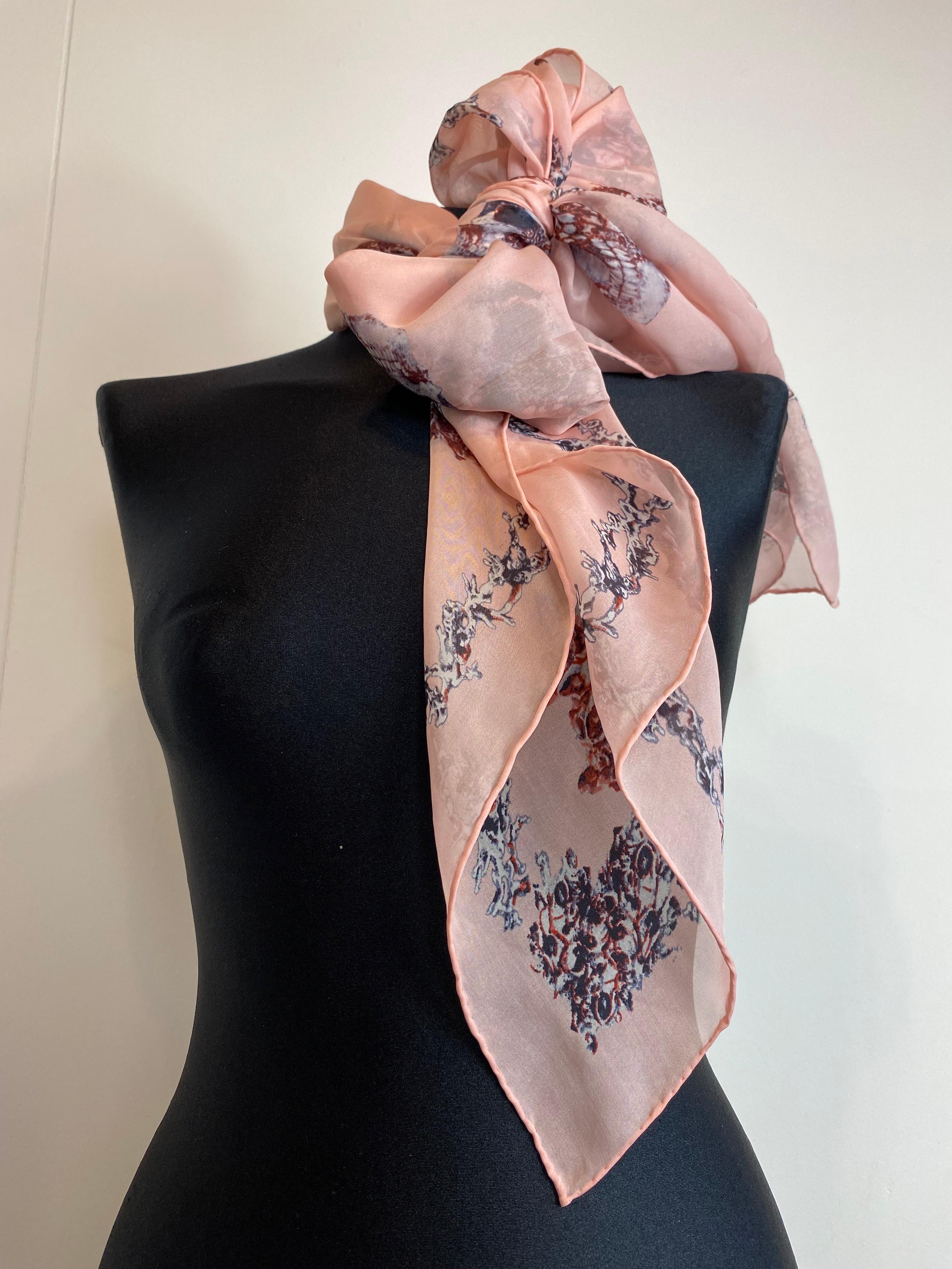 Alexander McQueen scarf in 100% silk, patterned pink with skulls.
In perfect condition, like new.

132 cm x 132 cm