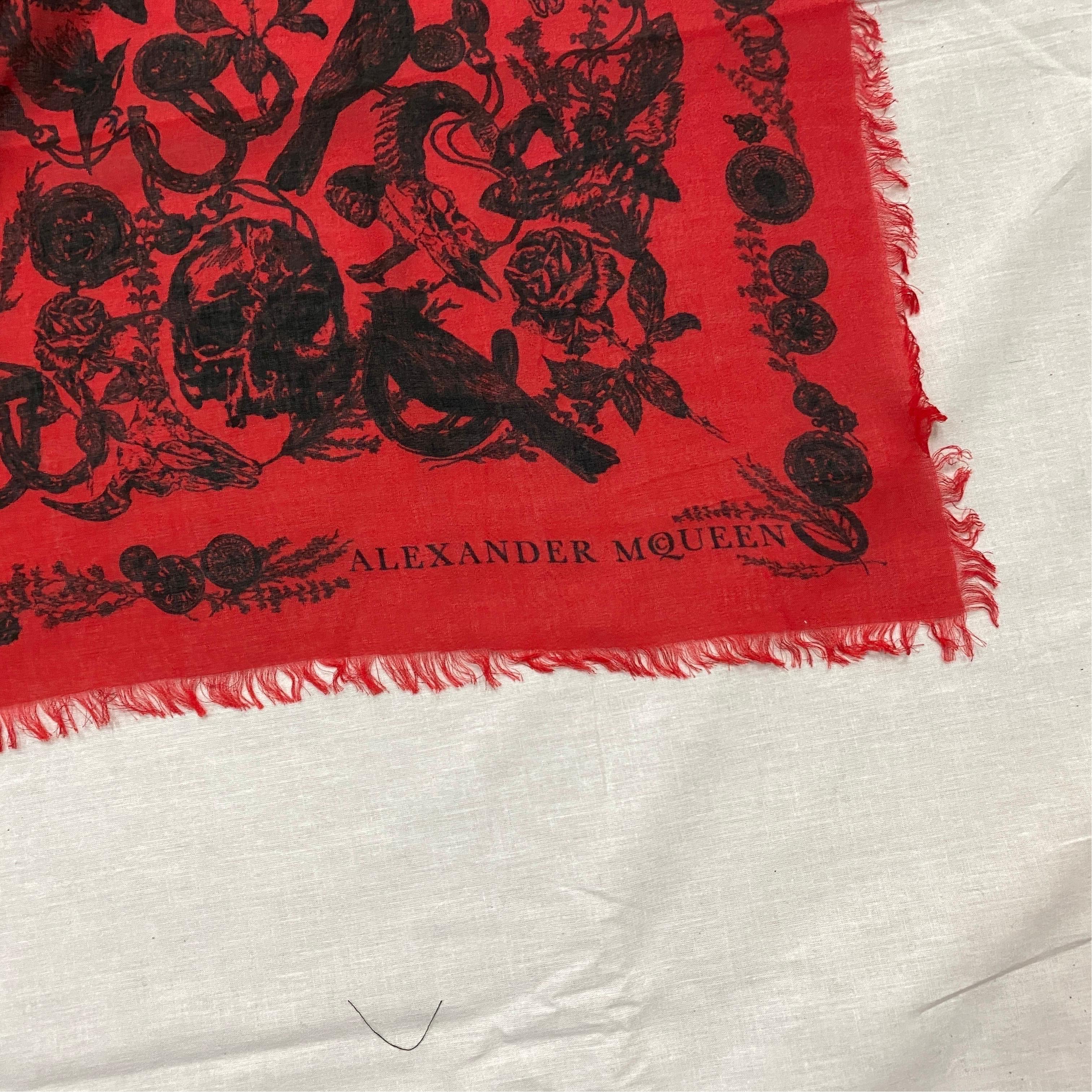 Alexander McQueen Vintage Roter und schwarzer Seiden Foulard, hergestellt in Italien für Damen oder Herren im Angebot