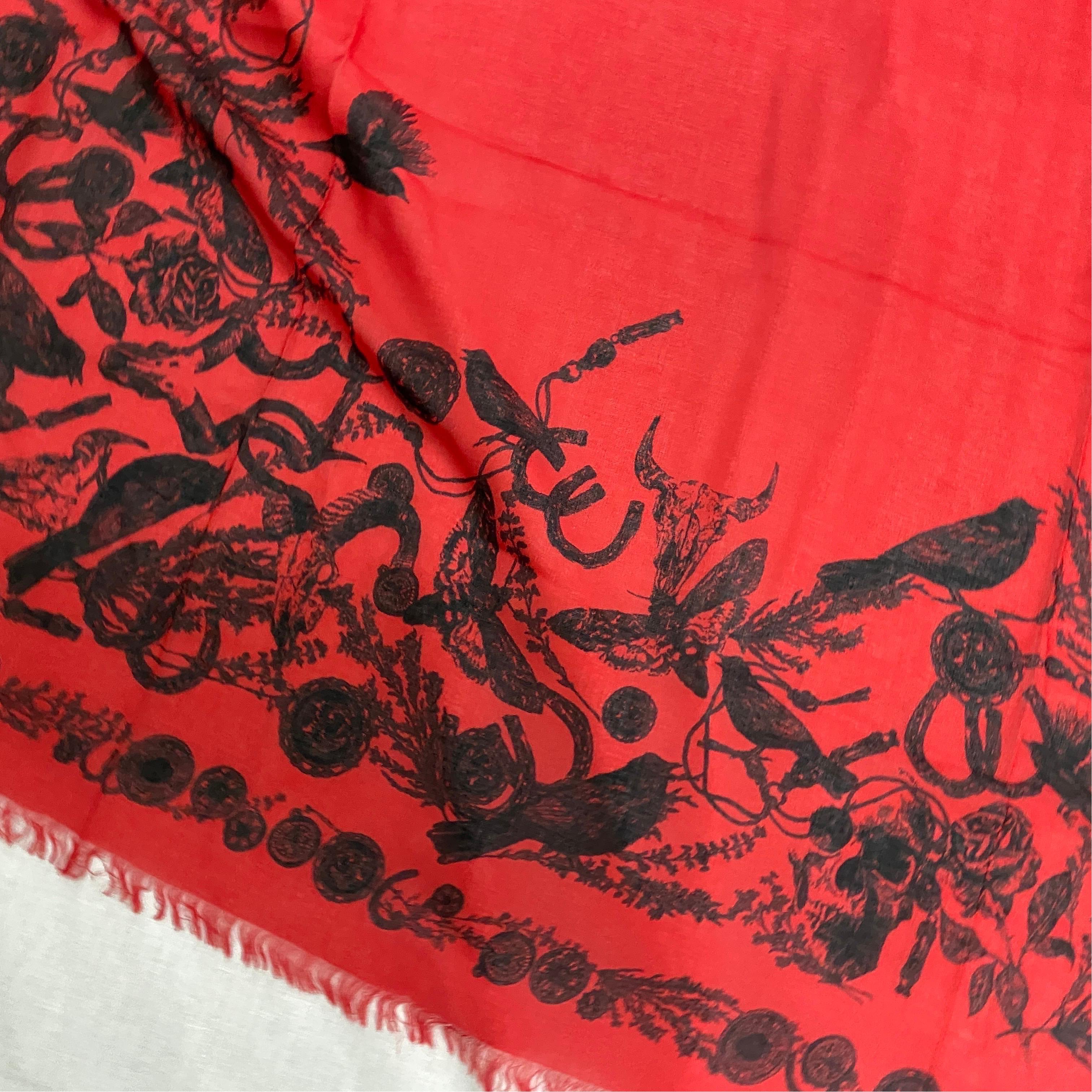 An Alexander McQueen Vintage Red and Black Silk Italian Scarf In Good Condition For Sale In Aci Castello, IT