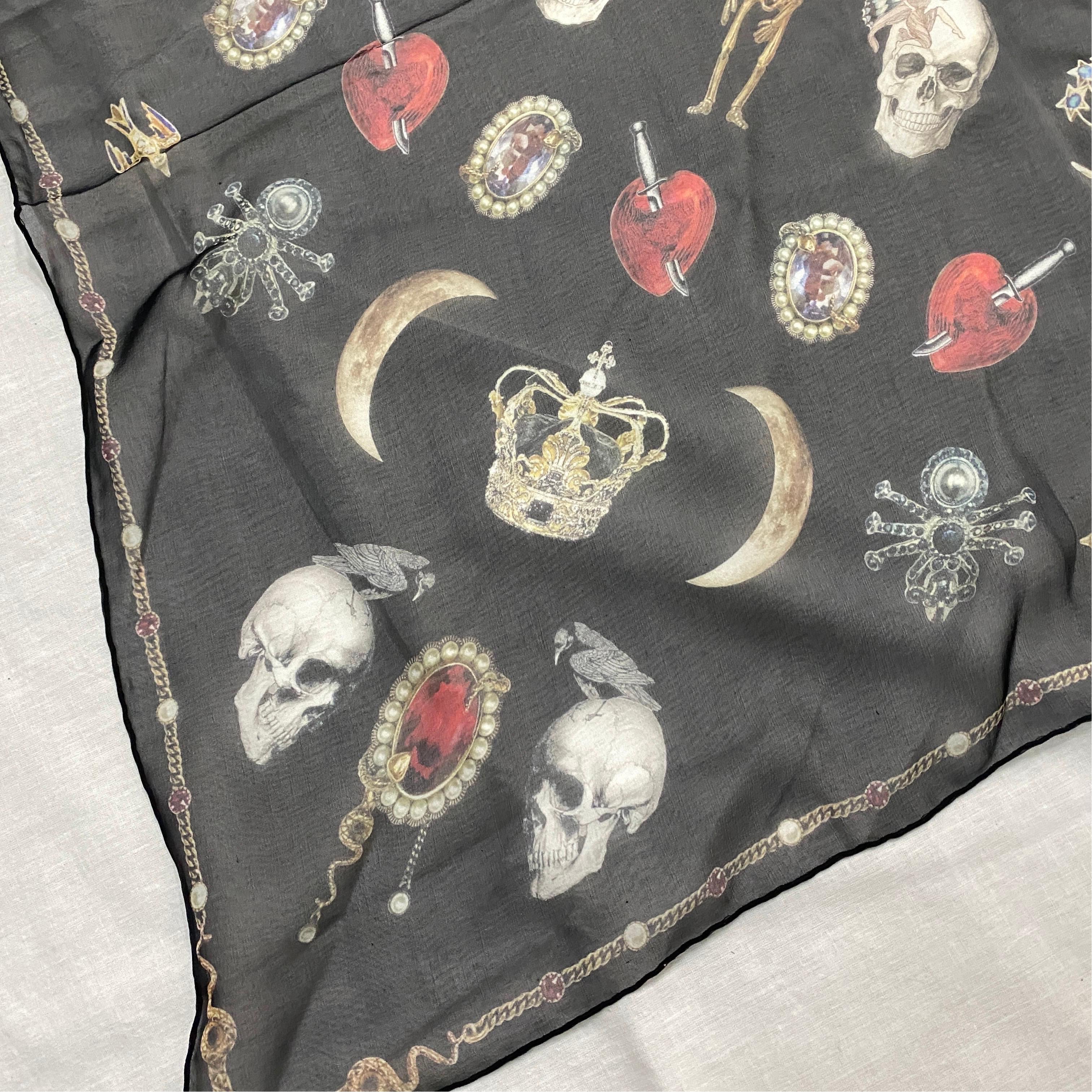 An Alexander McQueen foulard in black Silk, with typical neo gothic elements of the designer. 
Dimensions  135x135 cm . 
