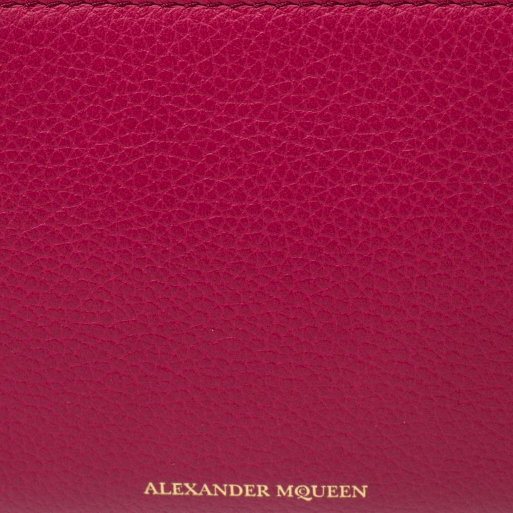 Alexander McQueen Fuchsia Leather Skull Zip Around Wallet In Excellent Condition In Dubai, Al Qouz 2