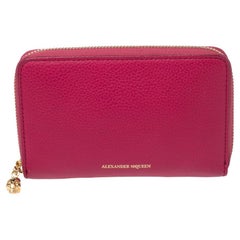 Alexander McQueen - Portefeuille en cuir fuchsia avec fermeture éclair autour du crâne