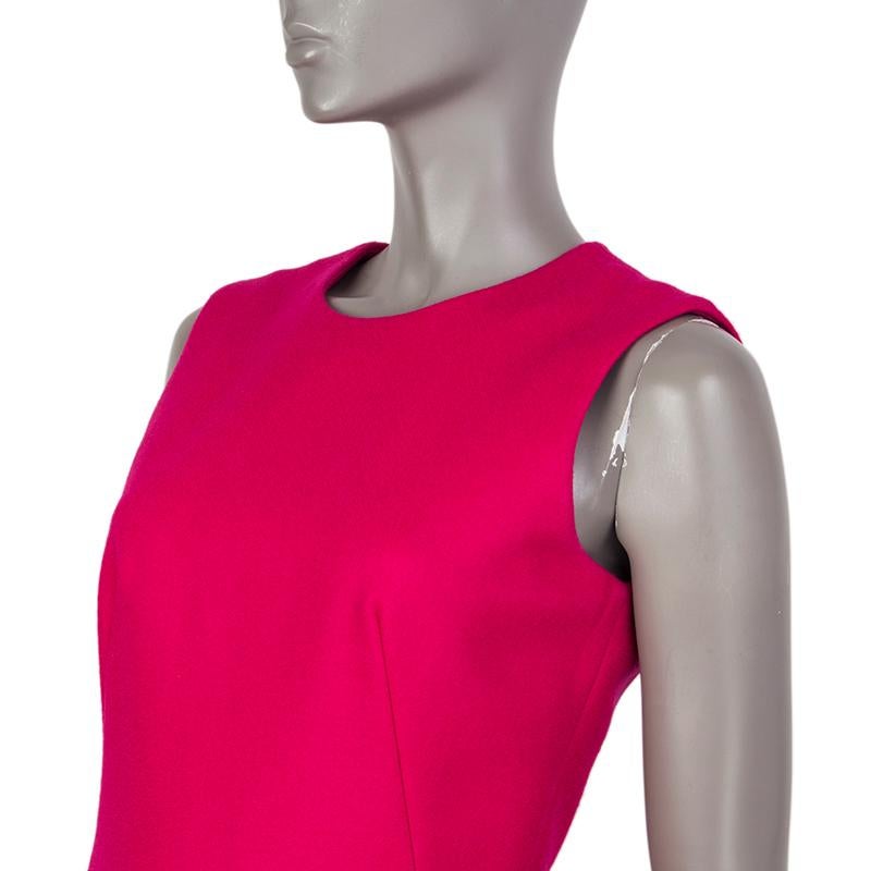 Alexander McQueen sheath dress in fucsia wool (100%). With pleated balloon skirt. Closes with hook and invisible zipper on the back. Lined lined in fucsia cupro (100%). Has been worn and is in excellent condition. 

Tag Size 40
Size S
Bust From 88cm