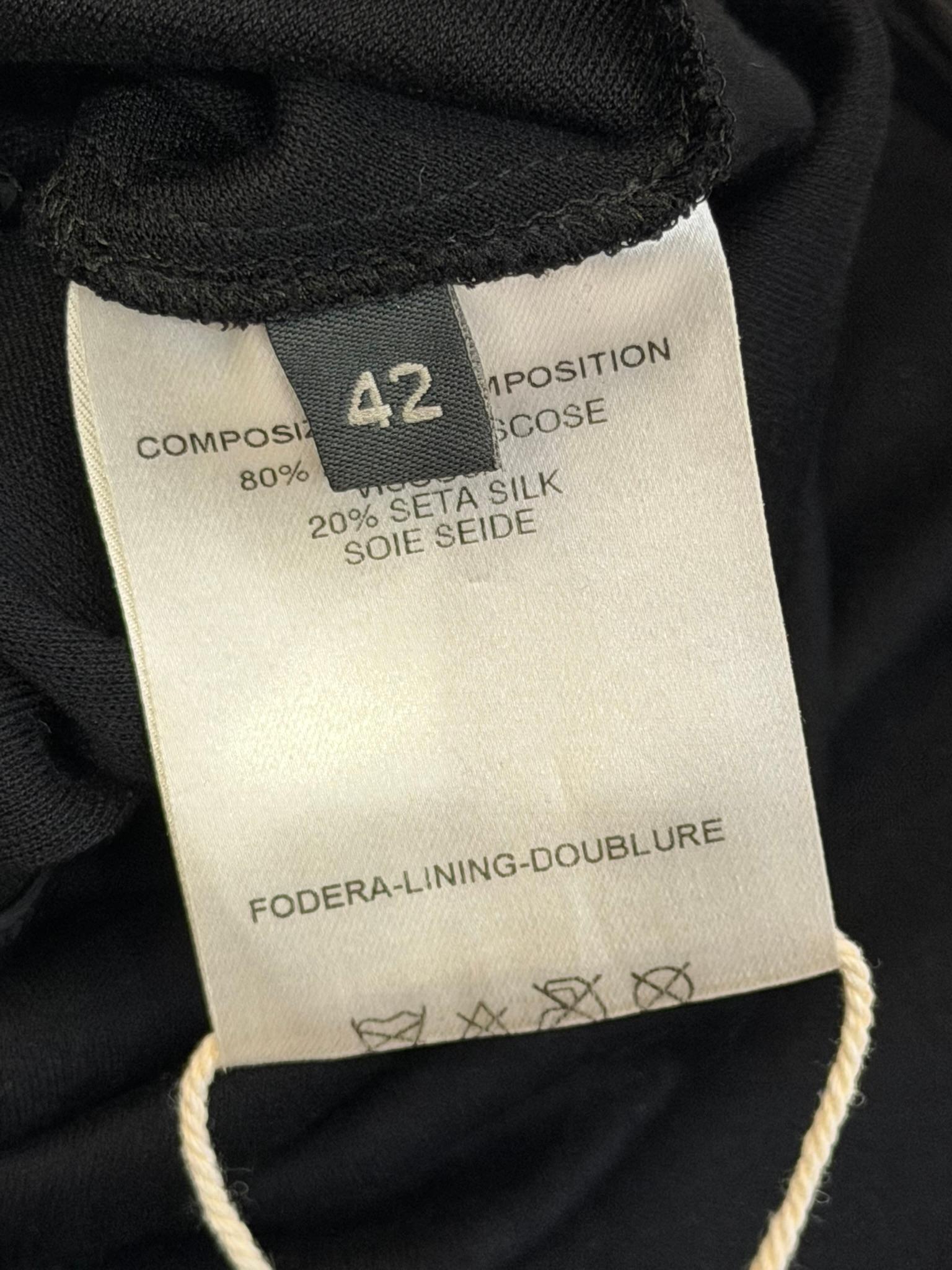 Alexander McQueen FW 2003 Schwarzes Kleid mit drapiertem Leder-Cup im Angebot 6