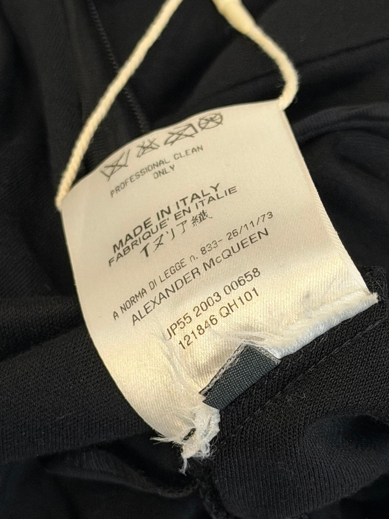 Alexander McQueen FW 2003 Schwarzes Kleid mit drapiertem Leder-Cup im Angebot 7