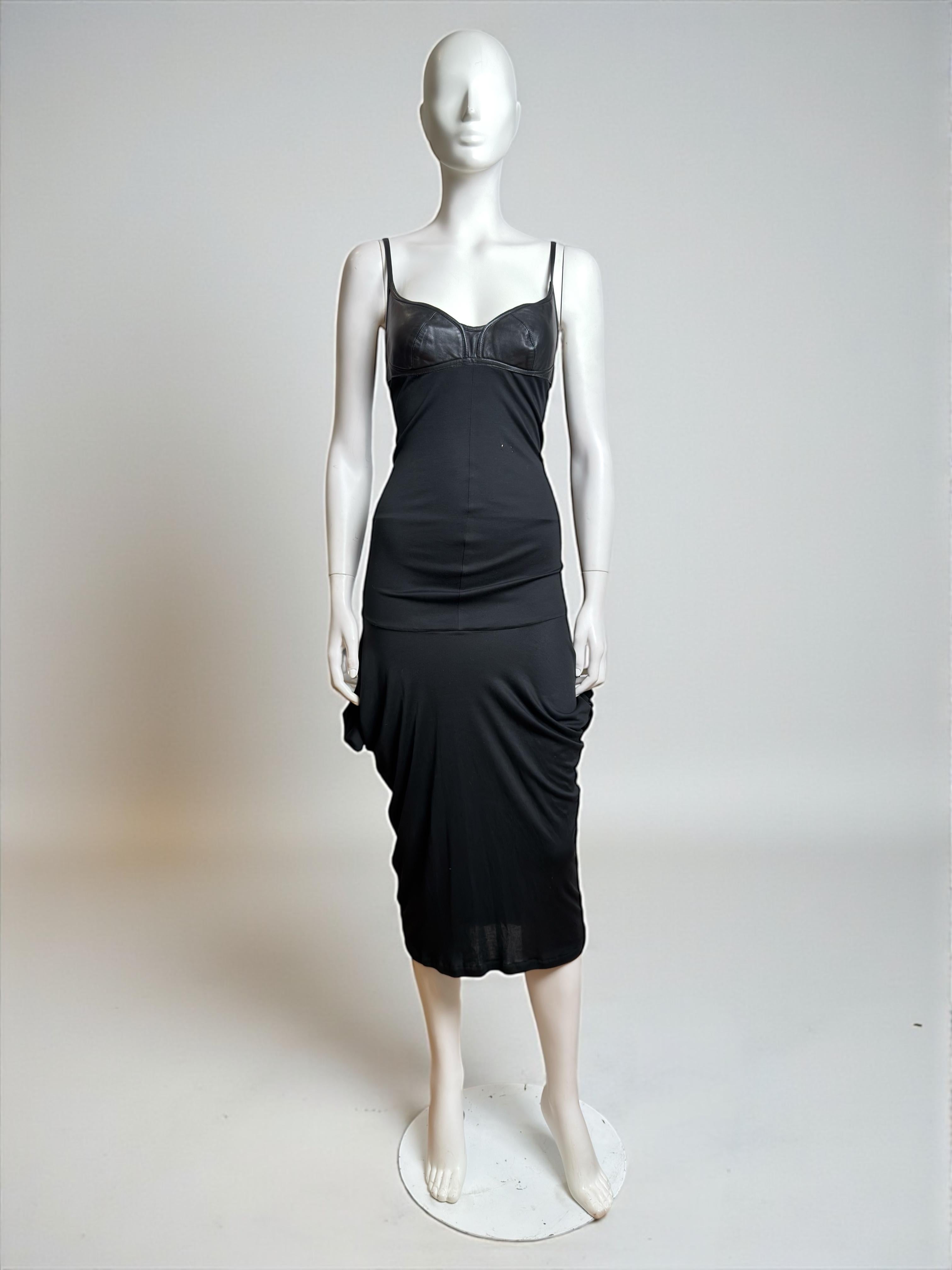 Strukturiertes schwarzes Midikleid aus der Herbstkollektion 2003 von Alexander McQueen. Das Design besteht aus einem taillierten Mieder mit geformten Lederkörbchen, schmalen Trägern und einem körpernahen Jersey-Rock, der sich am Rücken in drapierte