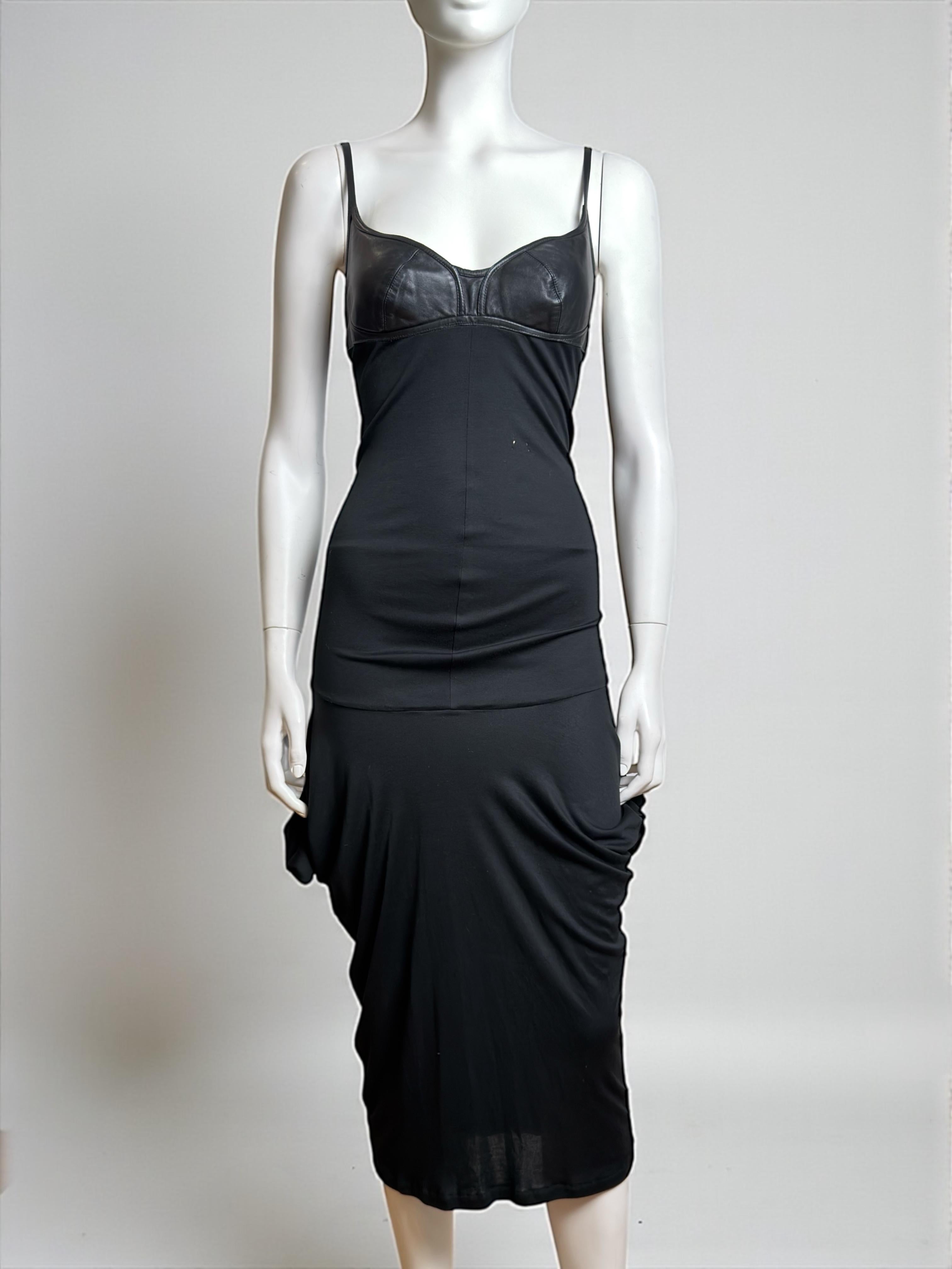 Alexander McQueen FW 2003 Schwarzes Kleid mit drapiertem Leder-Cup im Zustand „Gut“ im Angebot in Paris, FR
