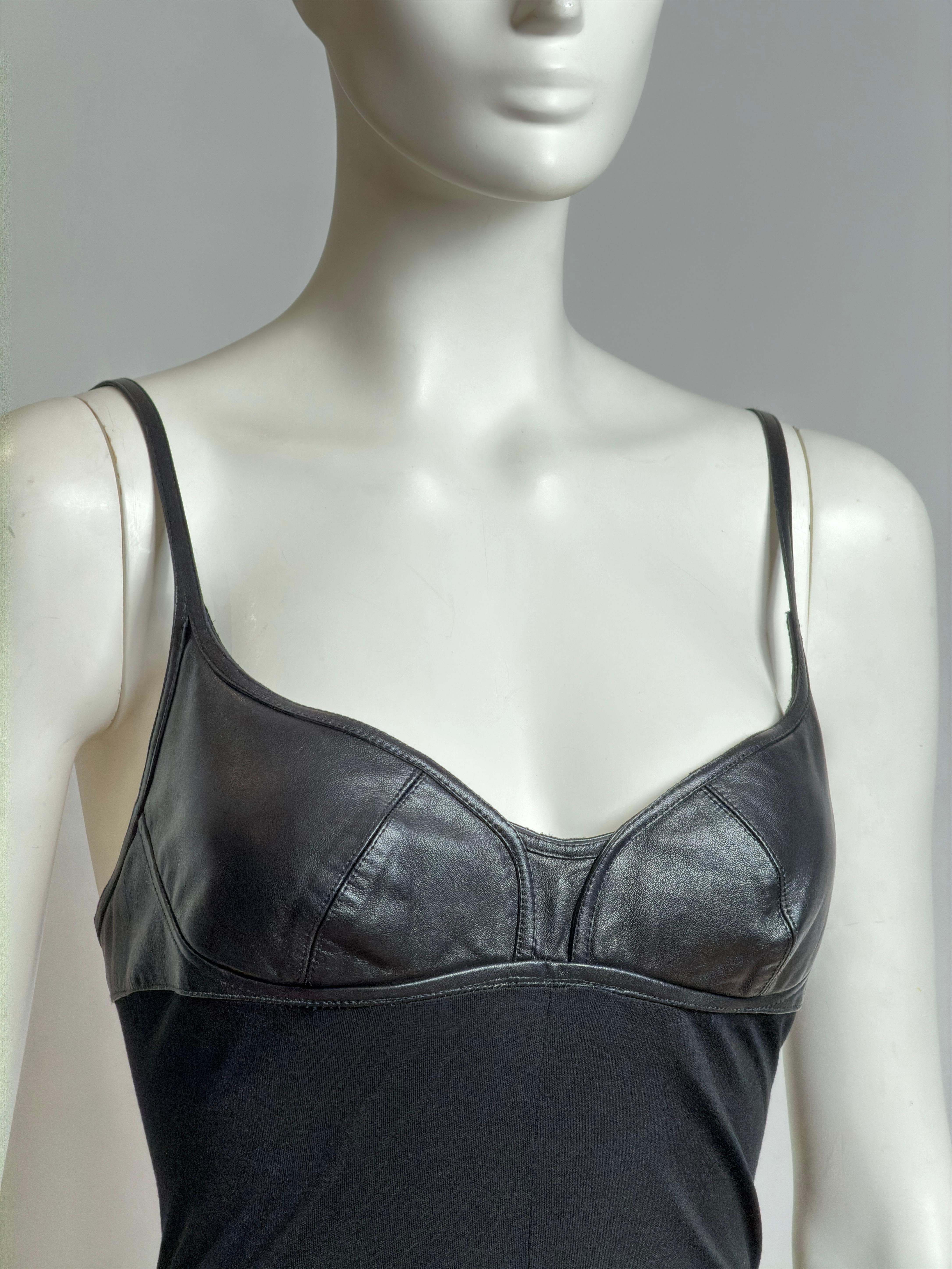 Alexander McQueen FW 2003 Schwarzes Kleid mit drapiertem Leder-Cup im Angebot 1