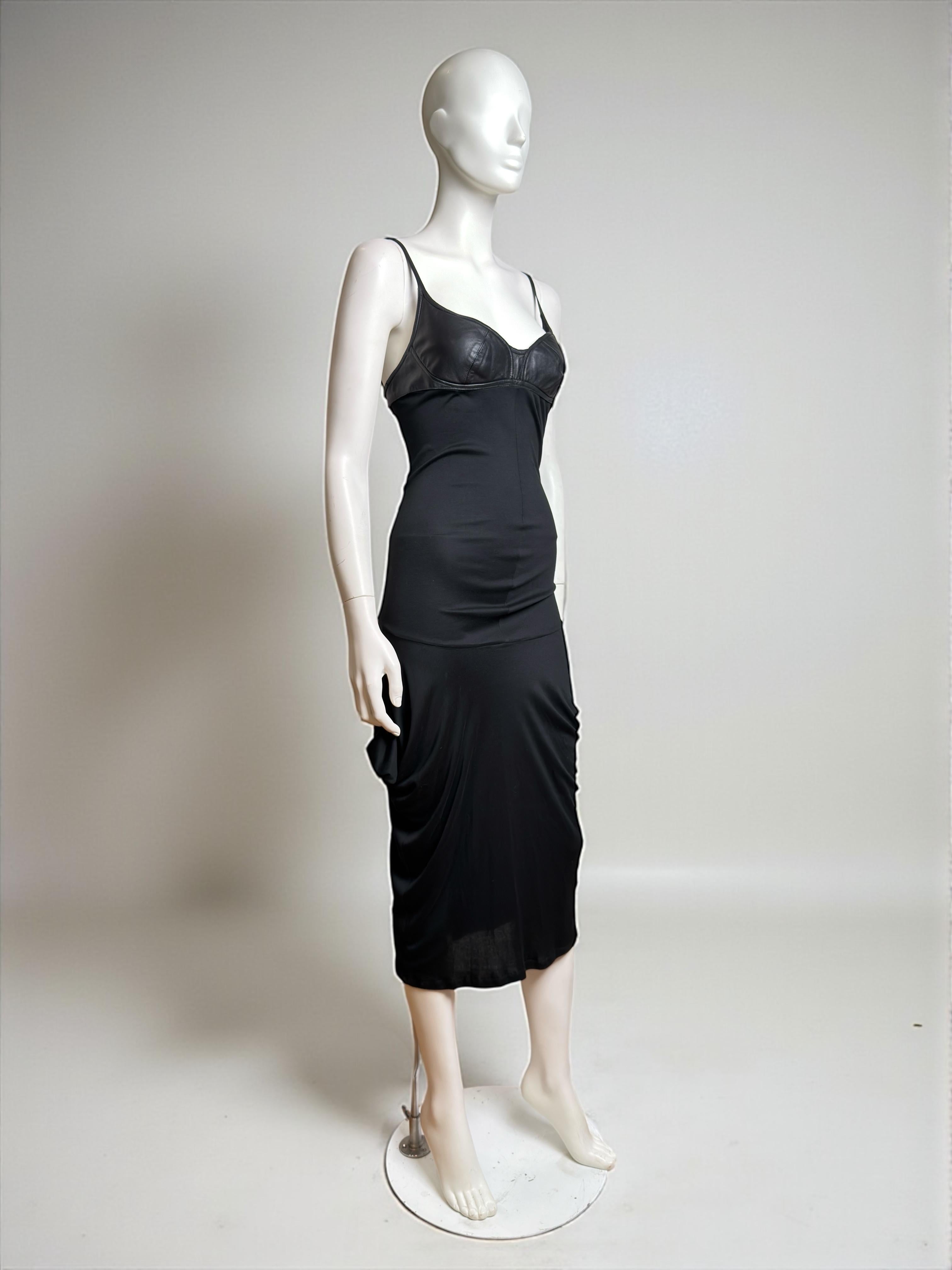 Alexander McQueen FW 2003 Schwarzes Kleid mit drapiertem Leder-Cup im Angebot 2