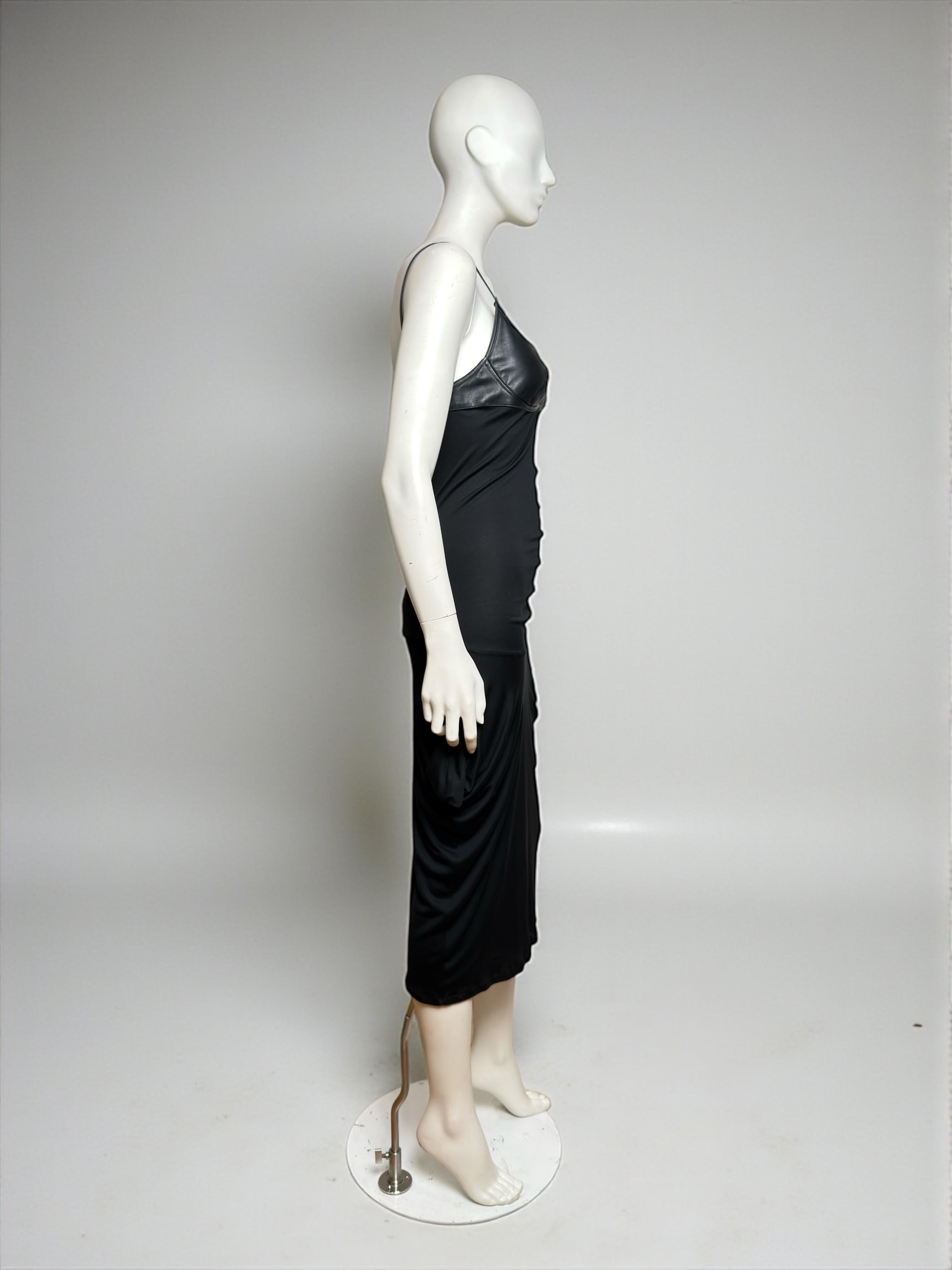 Alexander McQueen FW 2003 Schwarzes Kleid mit drapiertem Leder-Cup im Angebot 3