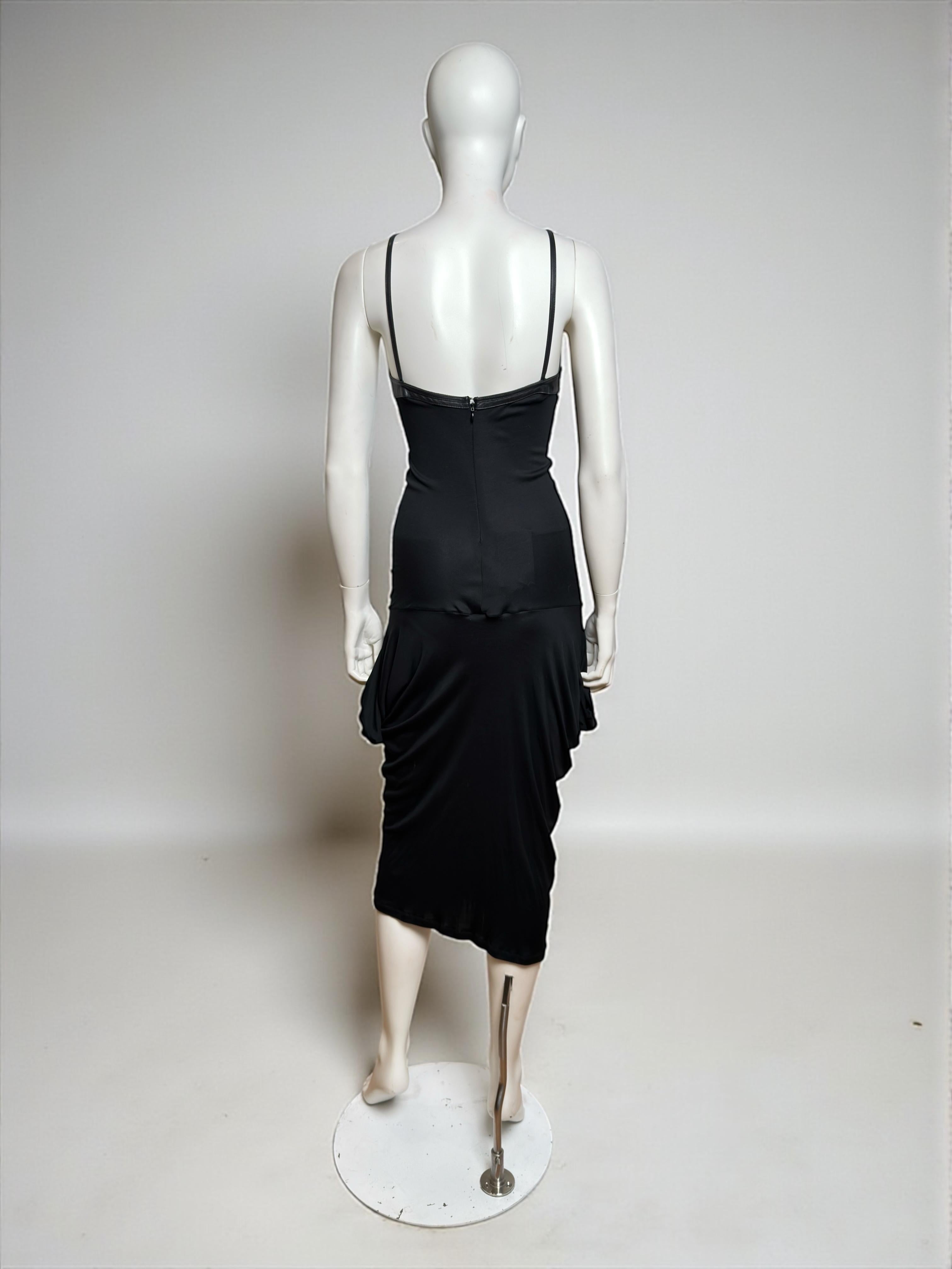 Alexander McQueen FW 2003 Schwarzes Kleid mit drapiertem Leder-Cup im Angebot 4