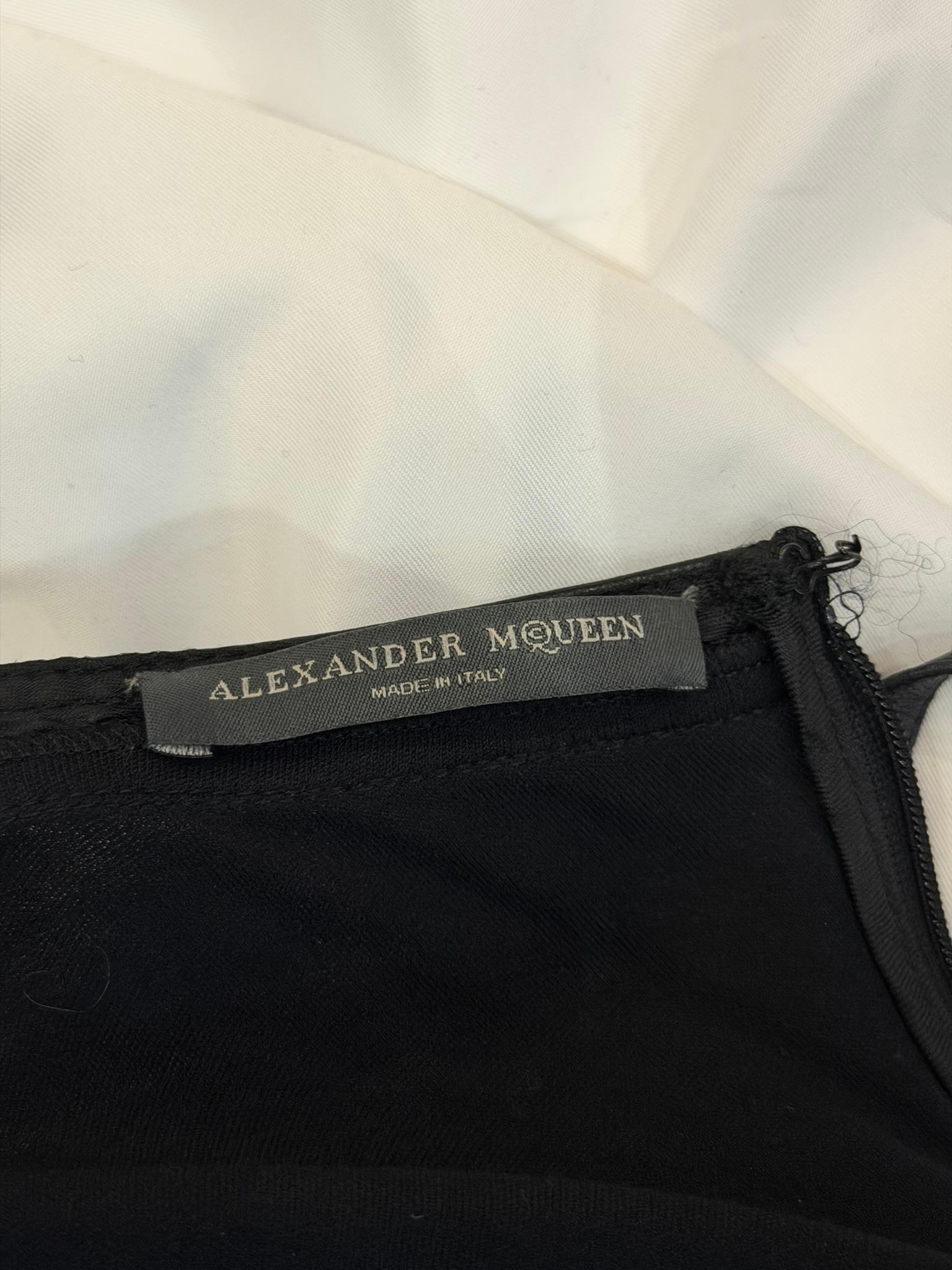 Alexander McQueen FW 2003 Schwarzes Kleid mit drapiertem Leder-Cup im Angebot 5