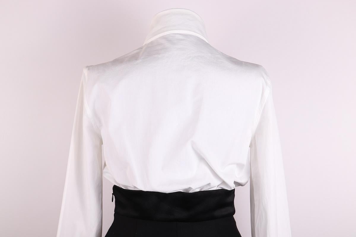 🔥 RARE FIND: Alexander McQueen FW 2004 Dress 🔥

Presenting a rare and exceptional piece from the Fall/Winter 2004 collection by the legendary designer Alexander McQueen—a true fragment of fashion history.

Description:
This dress is a two-piece