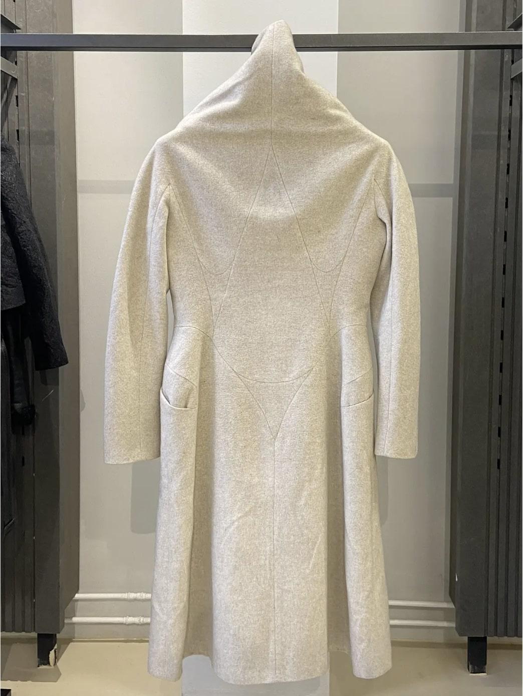 Alexander McQueen
FW 2004 'PANTHEON AS LECUM' Cashmere Coat
Size 44

Stunning Alexander McQueen Cashmere coat from his Fall Winter 2004 collection. In great condition without any flaws. Tagged a size 44. As seen on the runway in the leather version,