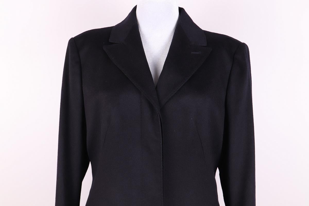 Alexander McQueen FW 2008 Cashmere coat

size 44

The condition is excellent

mannequin 84.5 cm x 62 cm x 91 cm mannequin 33.35 in x 24.49 in x 35.79 in