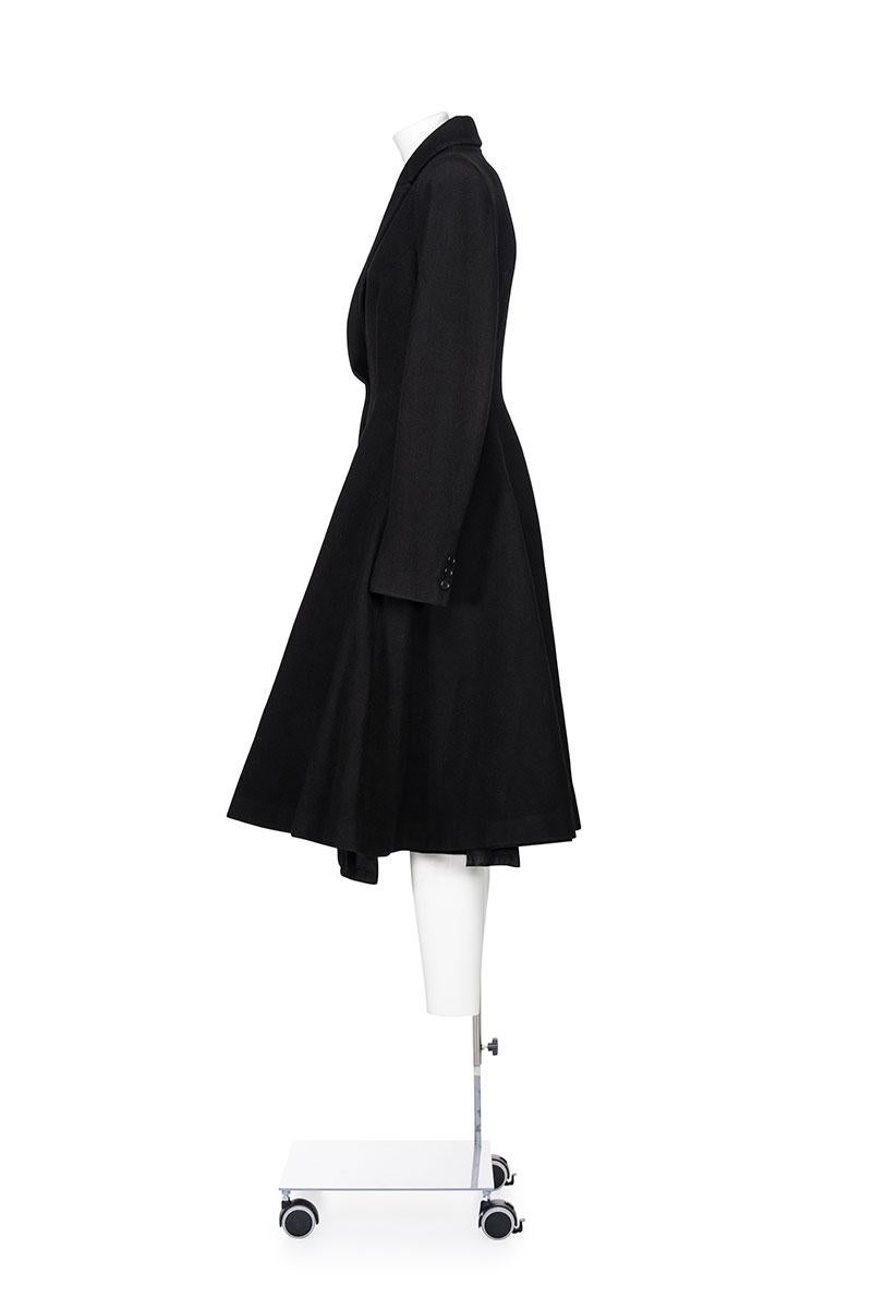 Fall Winter 1999 iconic and rare flared coat from 'Overlook' Collection by Alexander McQueen.
Inner crinoline skirt.
Two side pockets.
Fully lined.
The composition tag is missing, seems to be made of mixed melange wool.