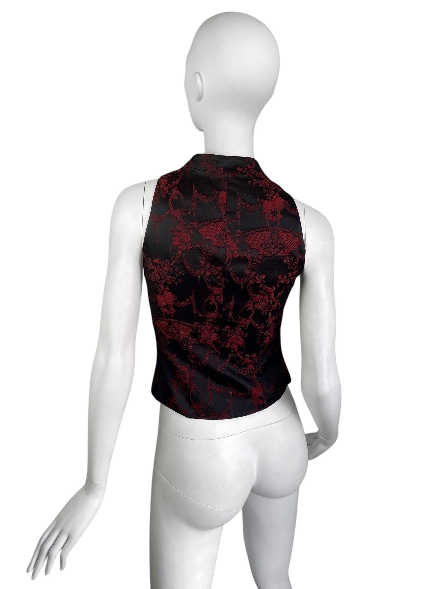 BRAND : ALEXANDER MCQUEEN

DESIGNER : ALEXANDER MCQUEEN

YEAR/DECADE : FALL/WINTER 1998

SIZE : 42 FITS S

MADE IN : ITALY

COMPOSITION : 65% RAYON/35% ACETATE

CONDITION : VERY GOOD

NOTE : THE « JOAN » COLLECTION

Mannequin is a size S.