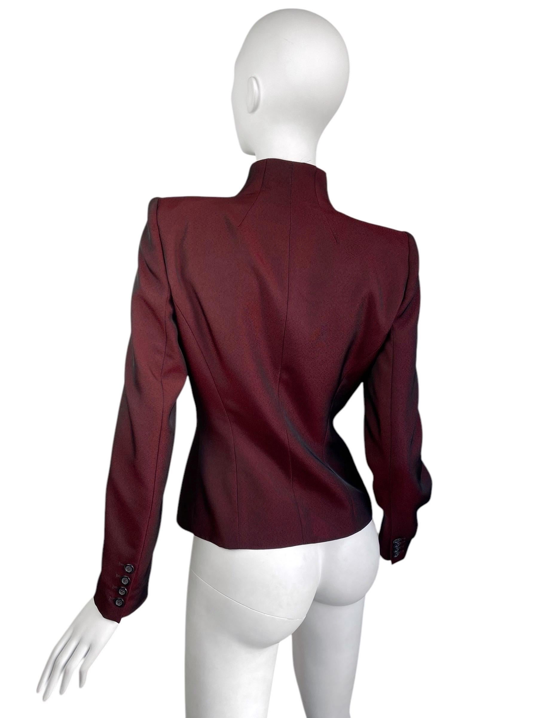MARQUE : ALEXANDER MCQUEEN

CRÉATEUR : ALEXANDER MCQUEEN

ANNÉE/DÉCENNIE : AUTOMNE/HIVER 1998

TAILLE : 40 CONVIENT AU S

FABRIQUÉ EN : ITALIE

COMPOSITION : 65% NYLON/35% POLYESTER

ÉTAT : TRÈS BON

NOTE : LA COLLECTION 