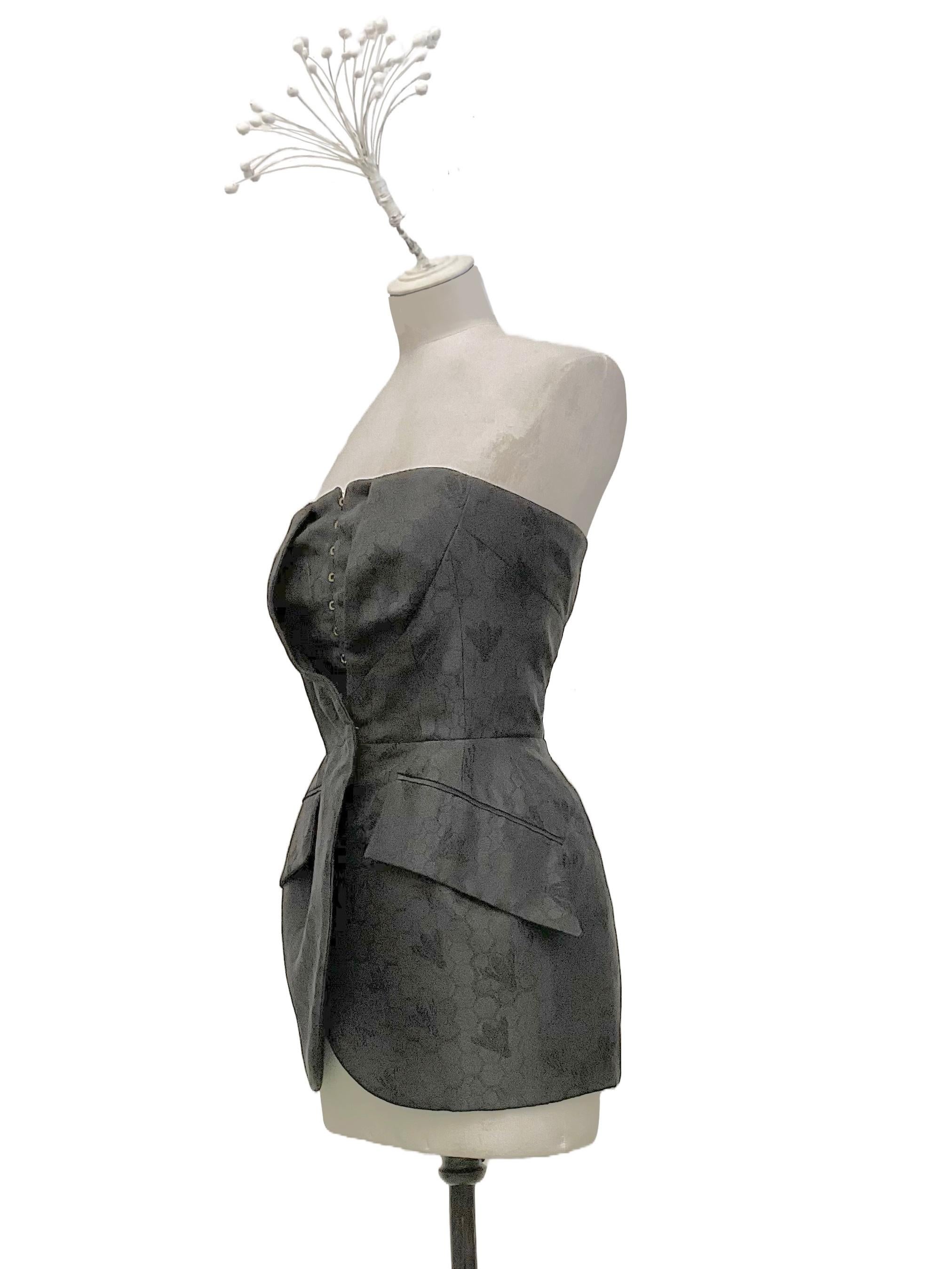 Giacca-Bustier monopetto nera di Alexander McQueen by Sarah
Burton della collezione Ready to Wear Primavera Estate 2013.
La giacca-bustier è monopetto e si chiude con un gancio metallico
posizionato sul punto vita.
Le tasche sono oblique con patta e