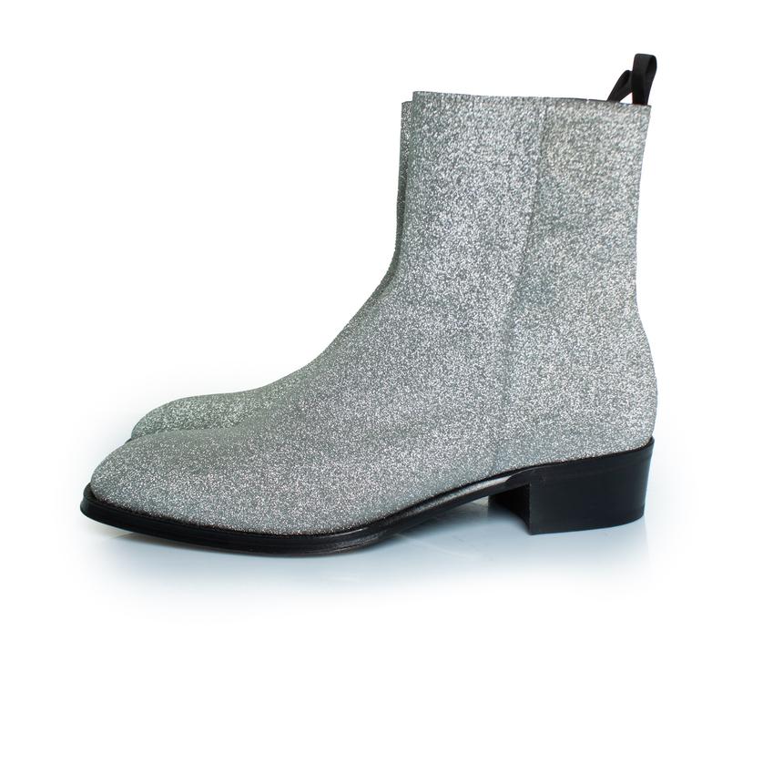 Alexander McQueen, Botines de purpurina en plata. El artículo es nuevo, no se ha usado.

ESTADO: nuevo - sin usar

TAMAÑO: 45

MEDIDAS DE LA PLANTILLA: 30 cm

MEDIDAS DEL TACÓN 4,5 cm PLATAFORMA: 1 cm

ALTURA EJE: 18,5 cm ANCHURA SUPERIOR: 13,5