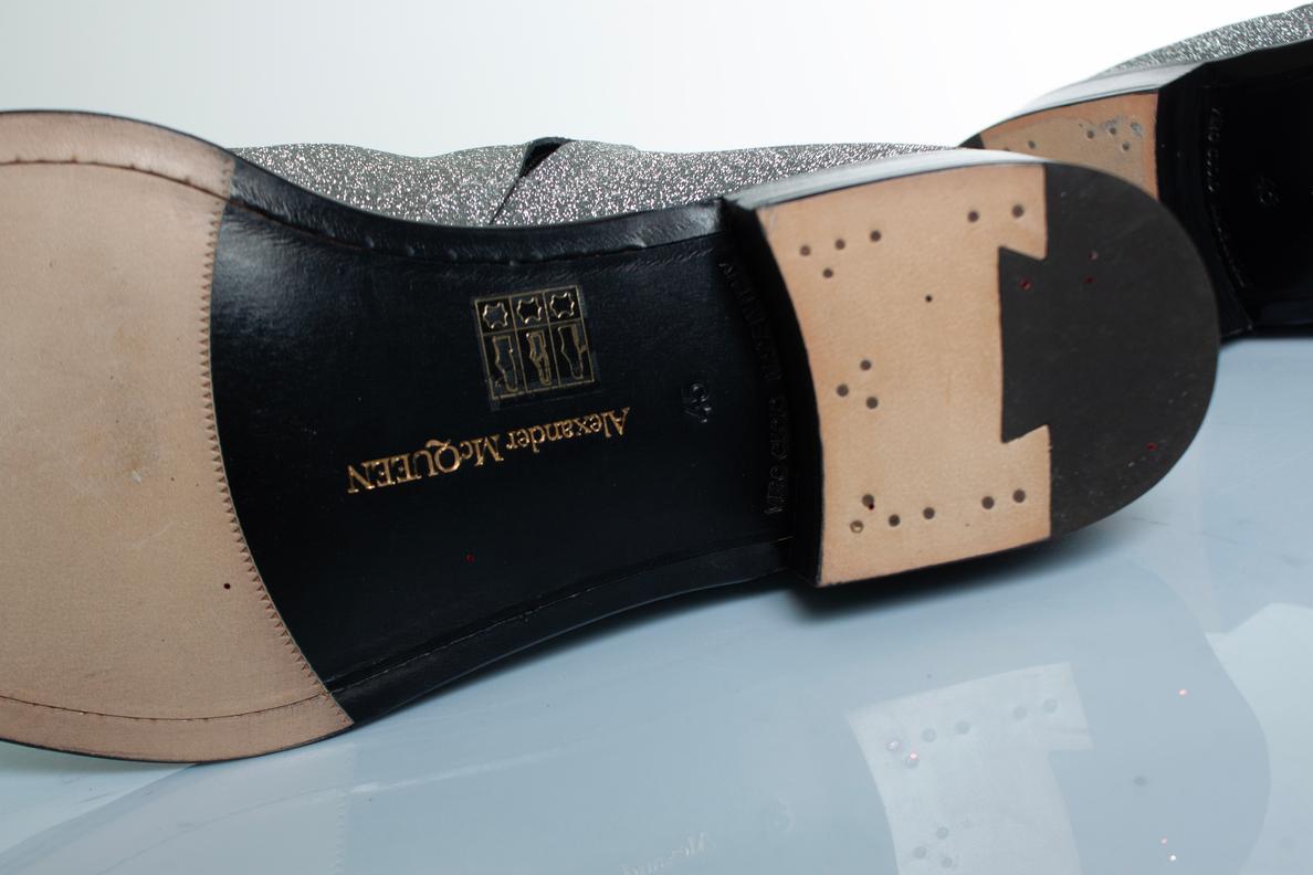 Alexander McQueen, Botines de purpurina en plata en venta 3