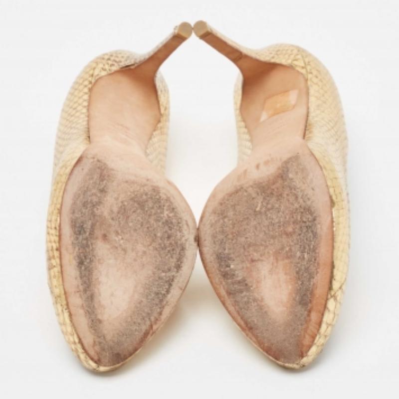 Confectionnés dans une teinte élégante, ces escarpins Alexander McQueen nous séduisent. Conçues pour faire sensation, elles présentent une silhouette élégante et une belle coupe. Portez-les sous des jupes maxi pour une touche de glamour, ou